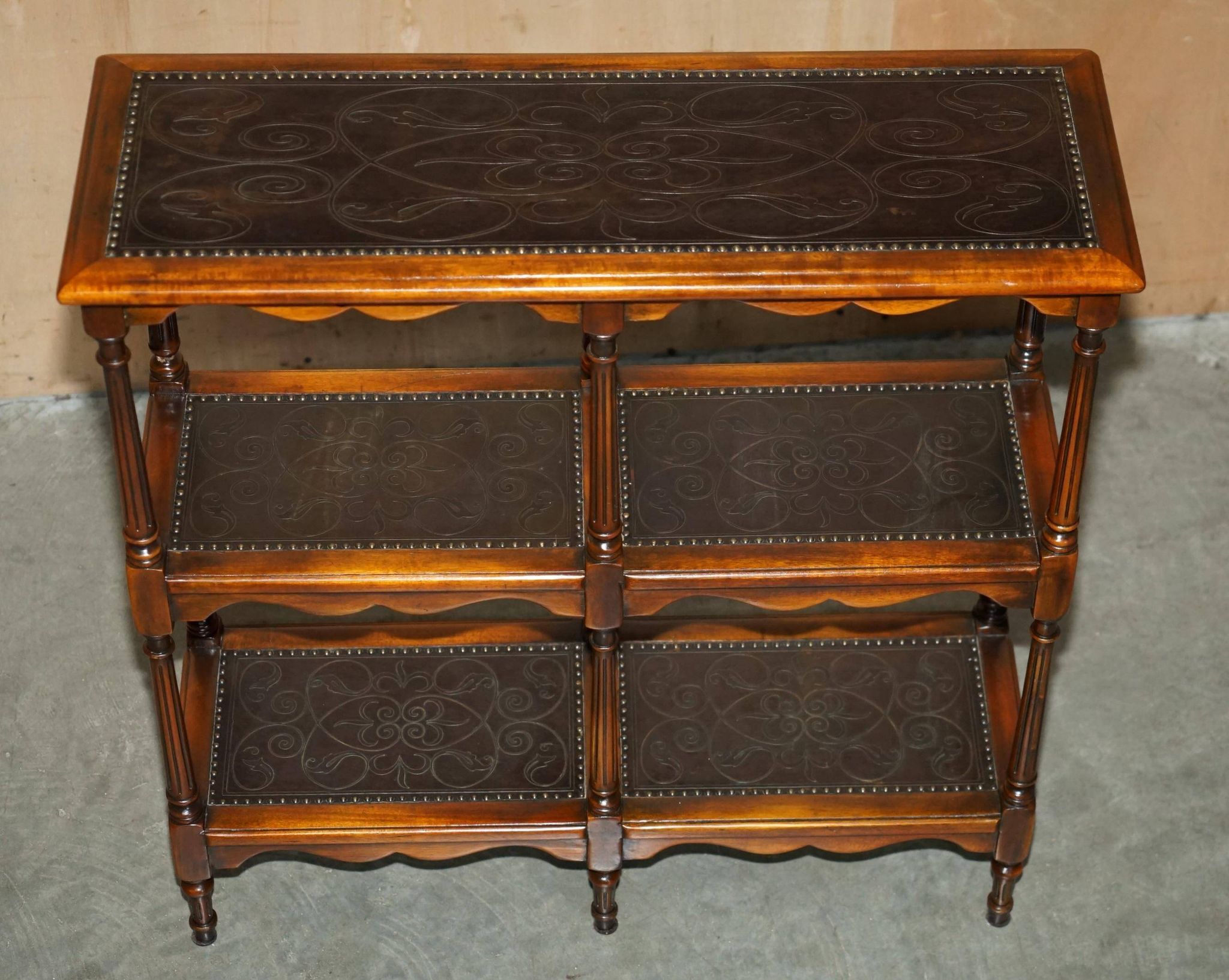 Étagère bibliothèque Theodore Alexander bois massif cuir embossé