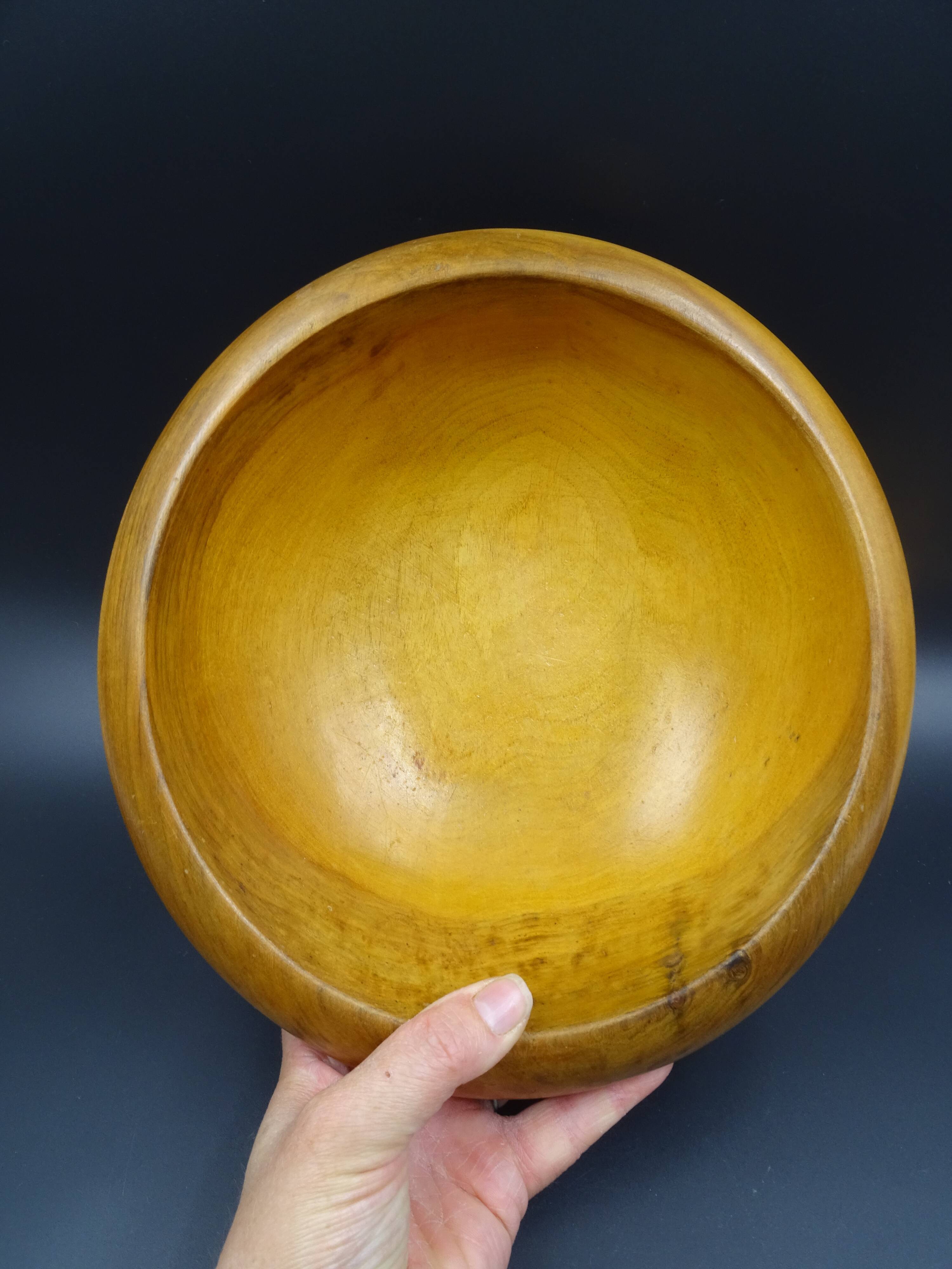 Wooden dish signed E - Circa 1960-1970