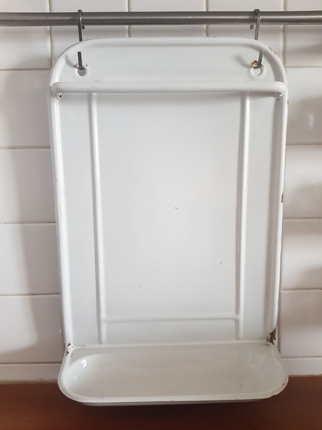 Enamelled utensil holder and ladle