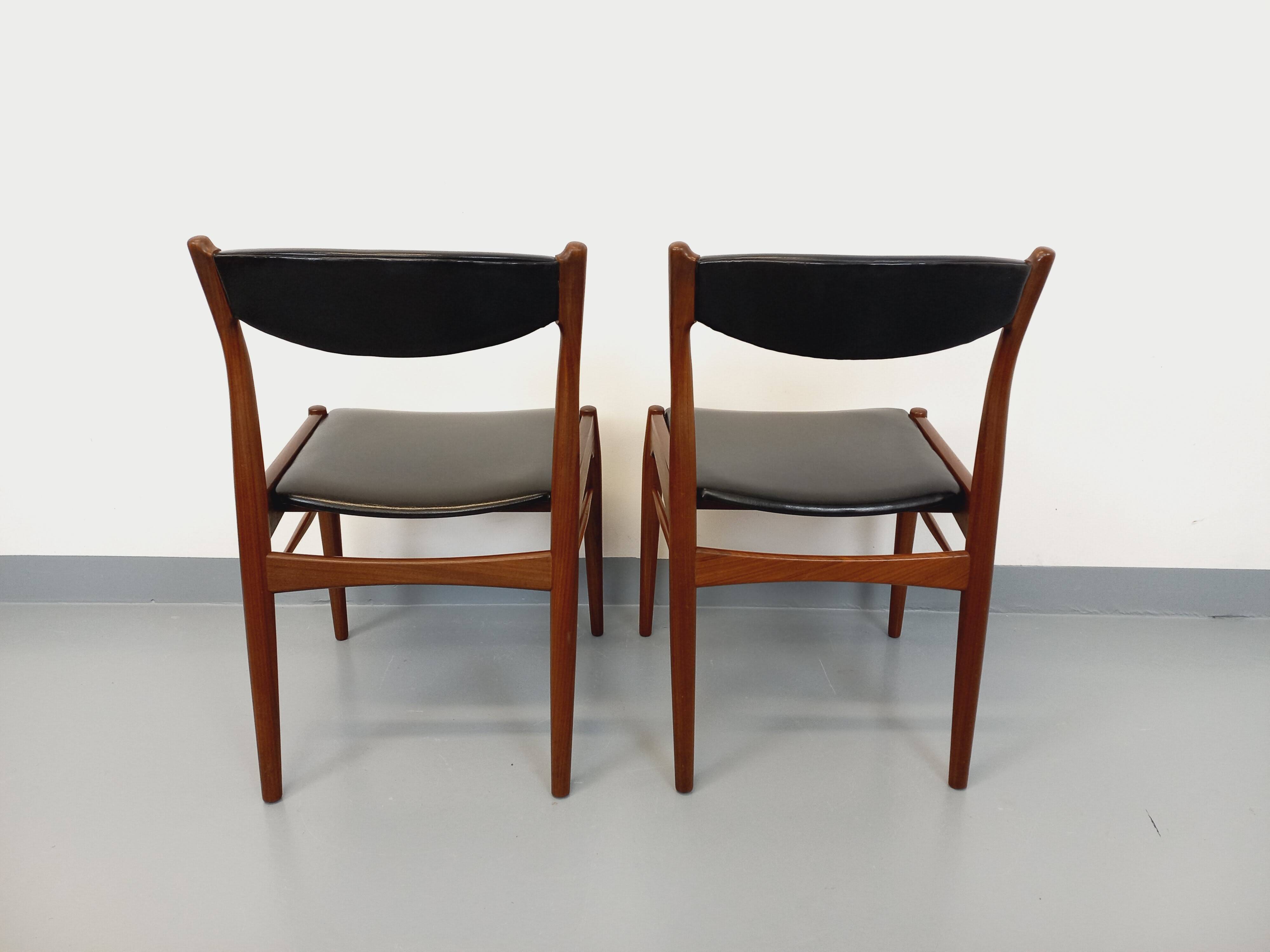 Paire de chaises scandinaves en teck et skaï, années 50-60