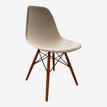 Chaise "eames plastic side chair" dsw de Charles & Ray Eames