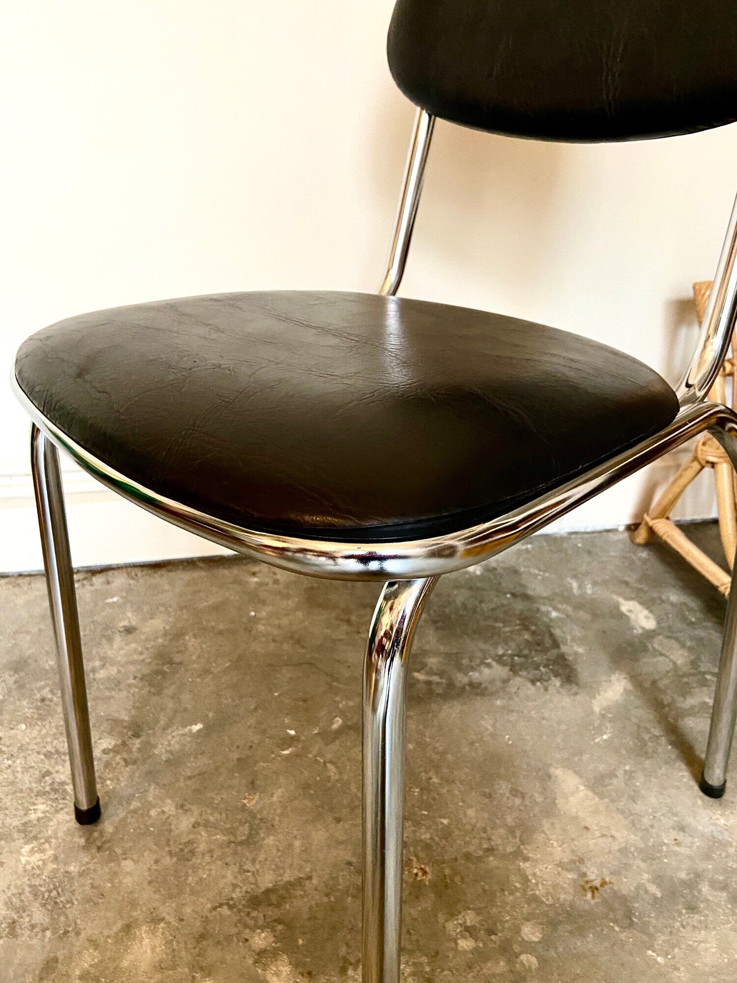 Chaise en aluminium chromé et skaï noir