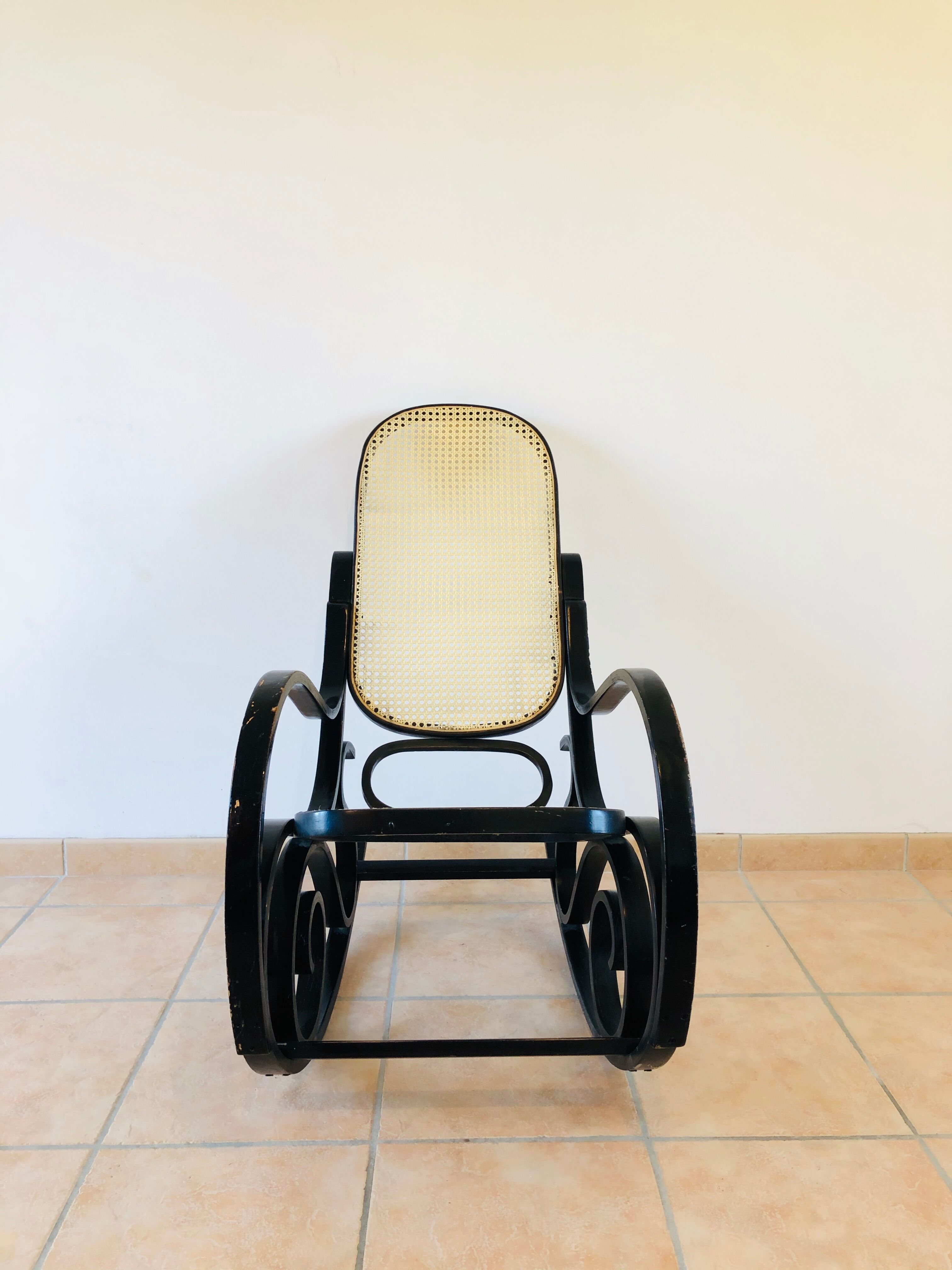 Rocking-chair vintage en bois courbé et cannage 1960