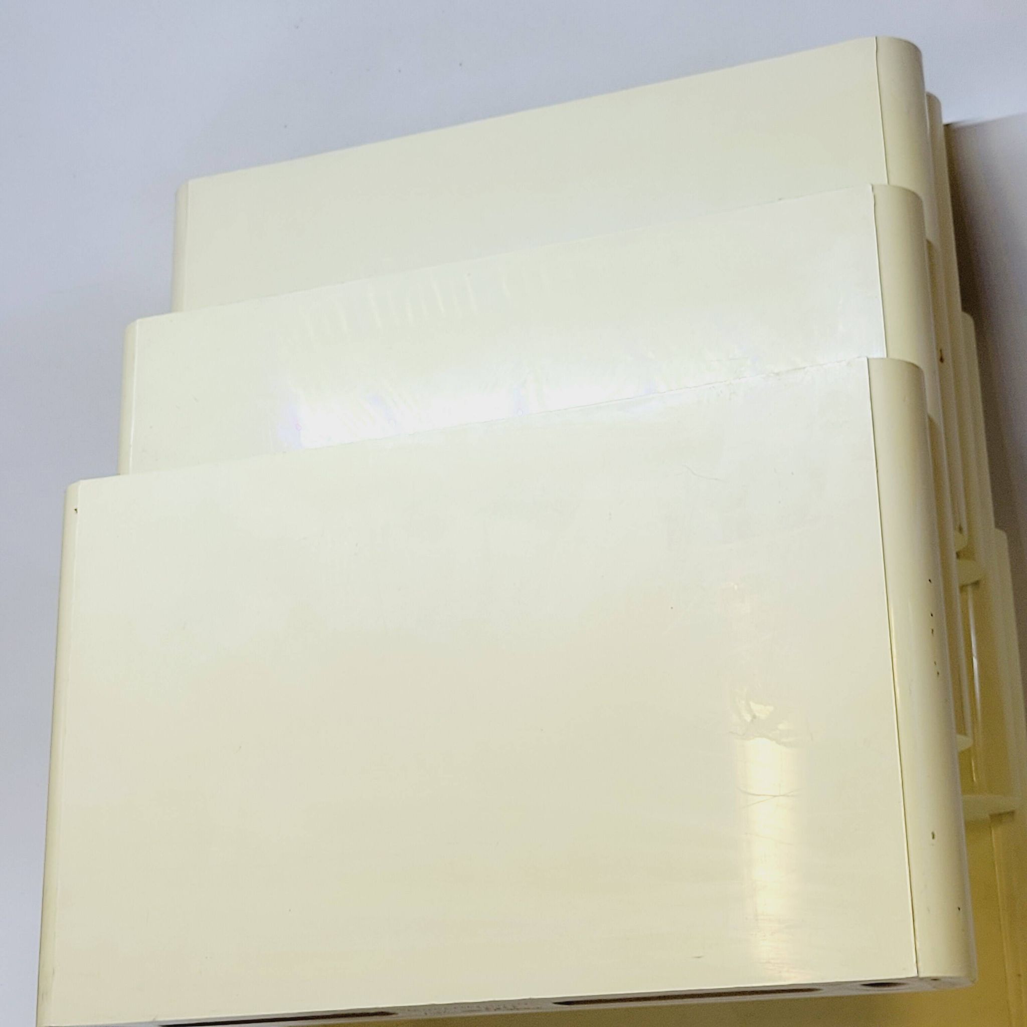Kartell Vintage 4675 Magazine Rack Design by Giotto Stoppino in Plastic C