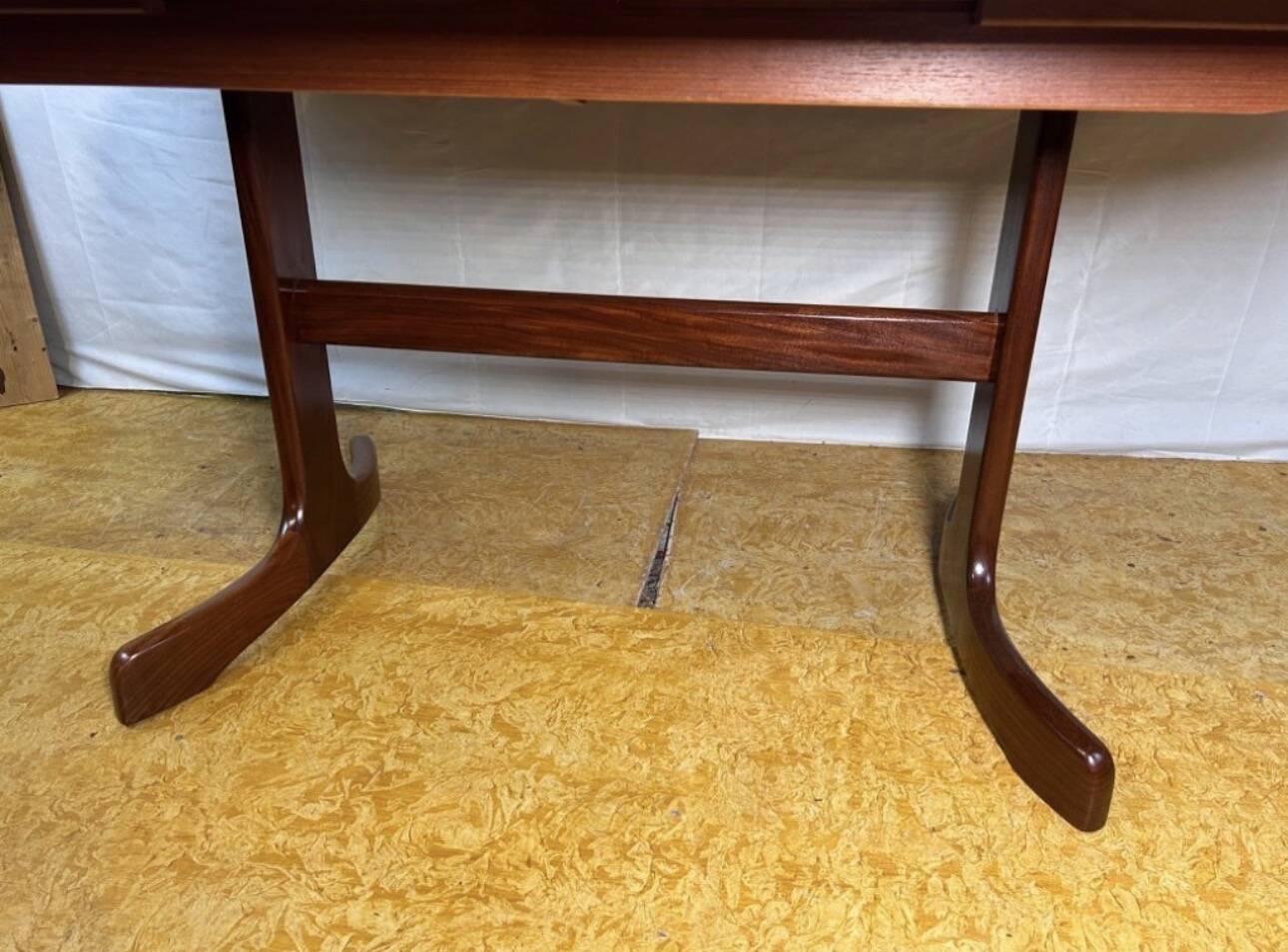 Mid-Century Retro Vintage Teak Extending Oval Dining Table by G-Plan – Vict