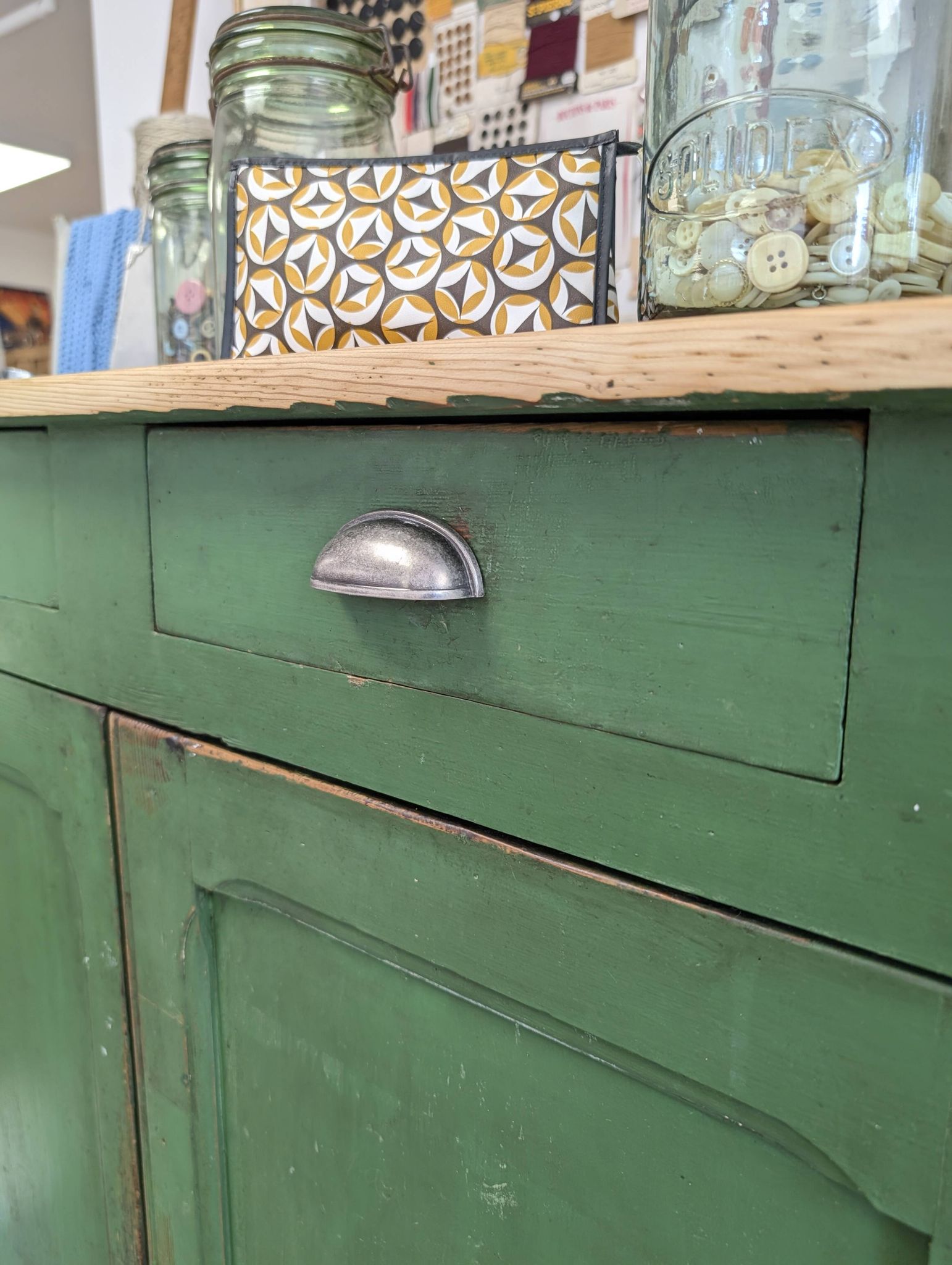 Buffet, confiturier en bois vert
