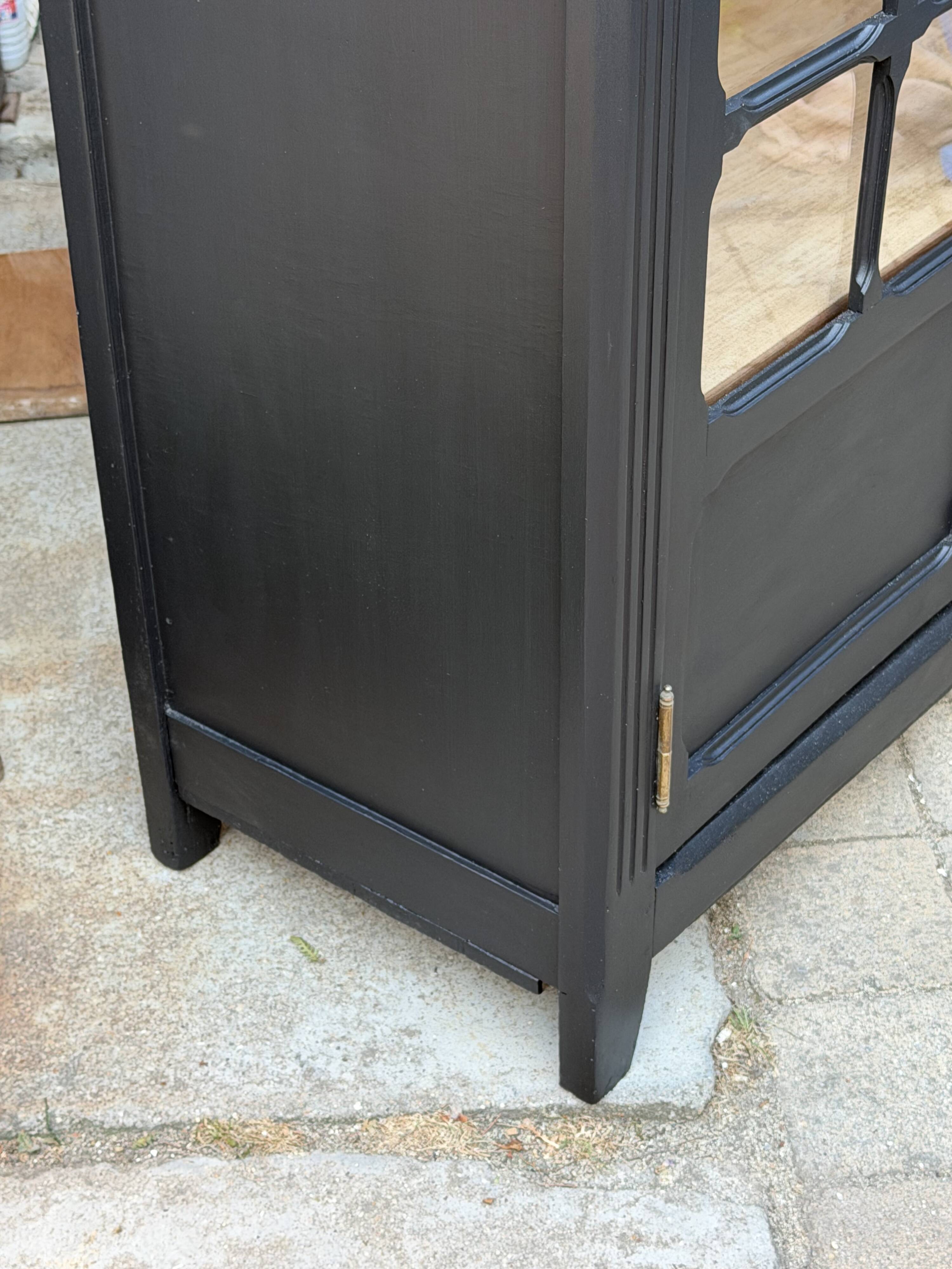 Armoire parisienne noire vitrée rénovée