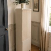 Bibliothèque vintage années 50 rénovée en beige.