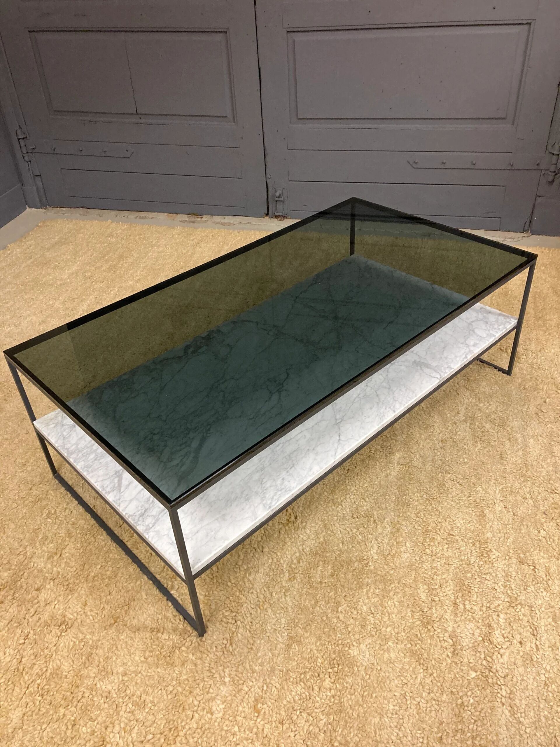 Table basse en marbre et en verre des années 1980