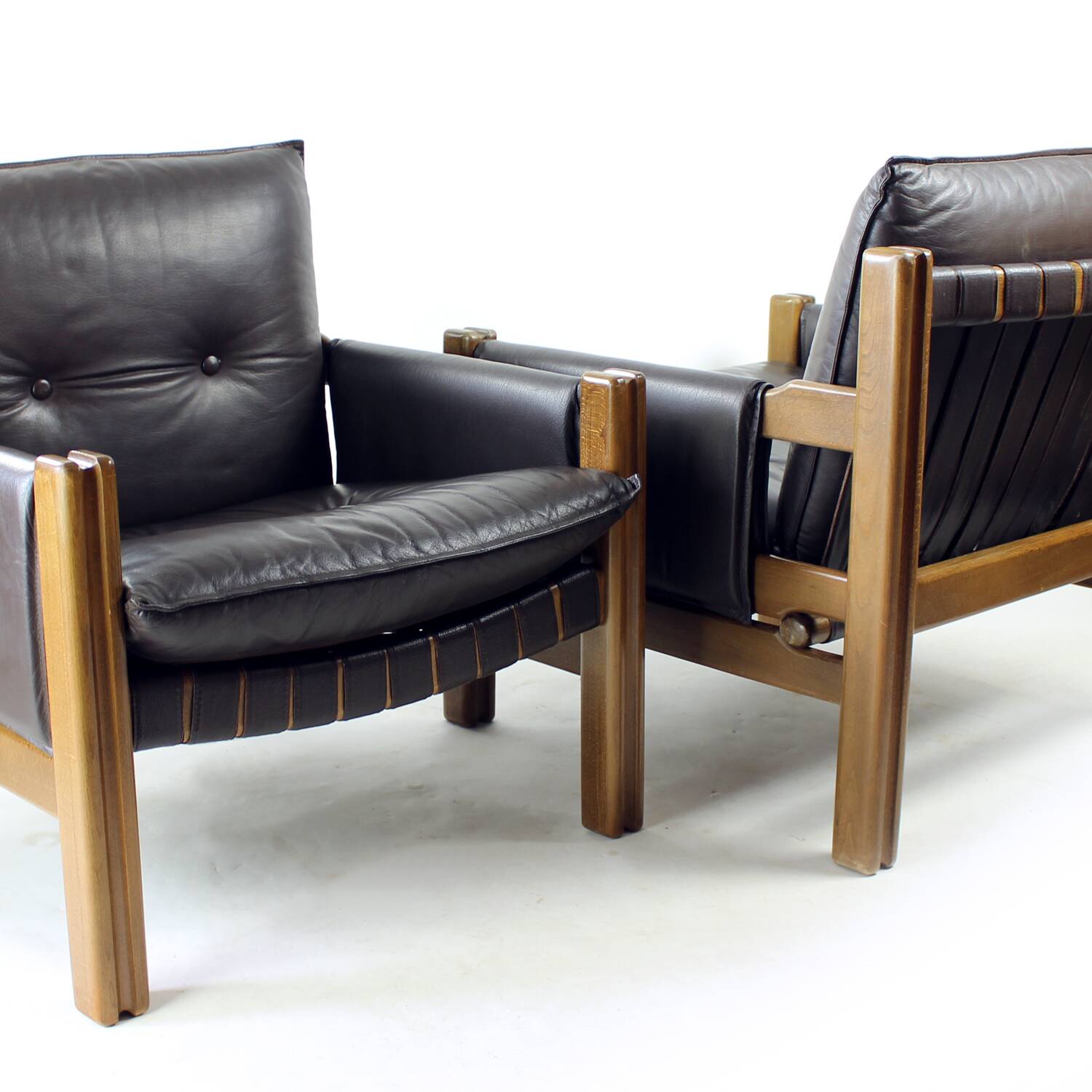 Lot de 2 chaises longues en cuir marron et noyer par Ton, Tchécoslovaquie