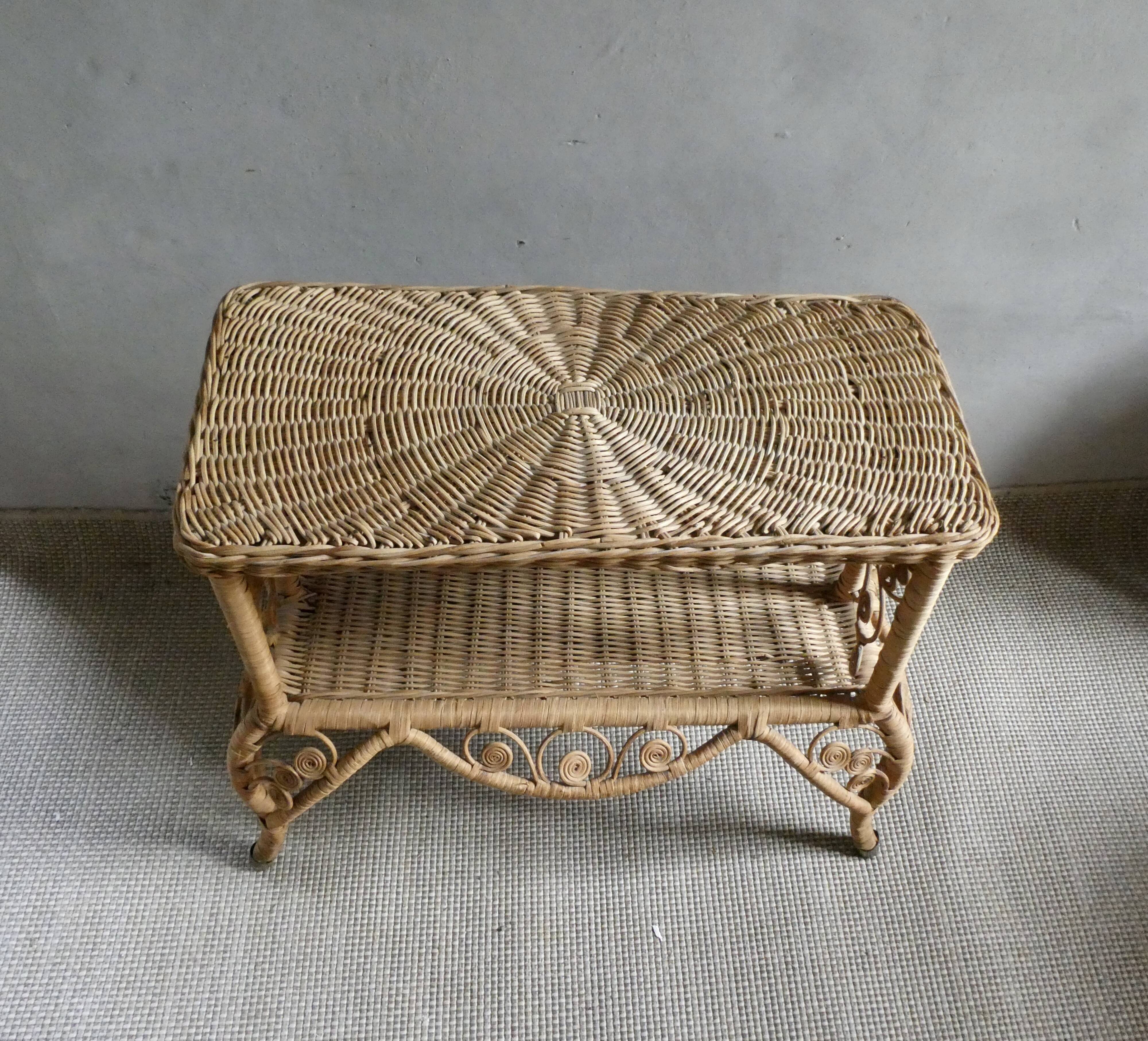 Chevet en bois et rotin, papillons