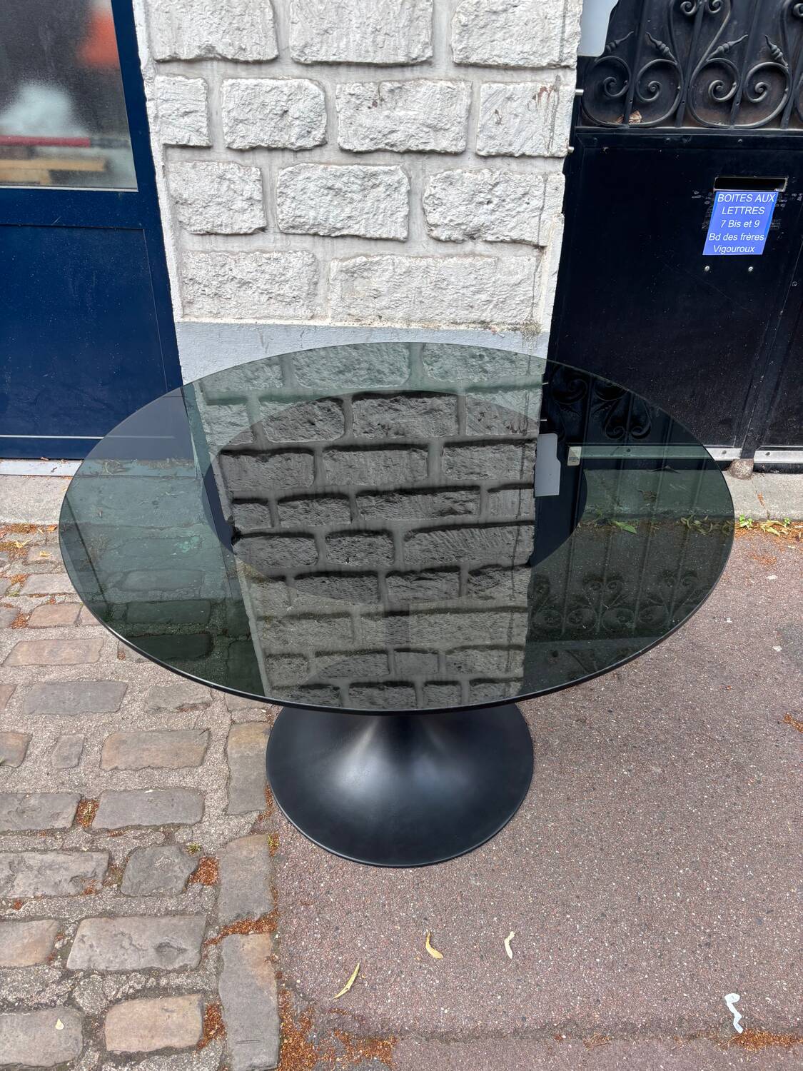 Round table with tulip base