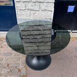 Round table with tulip base
