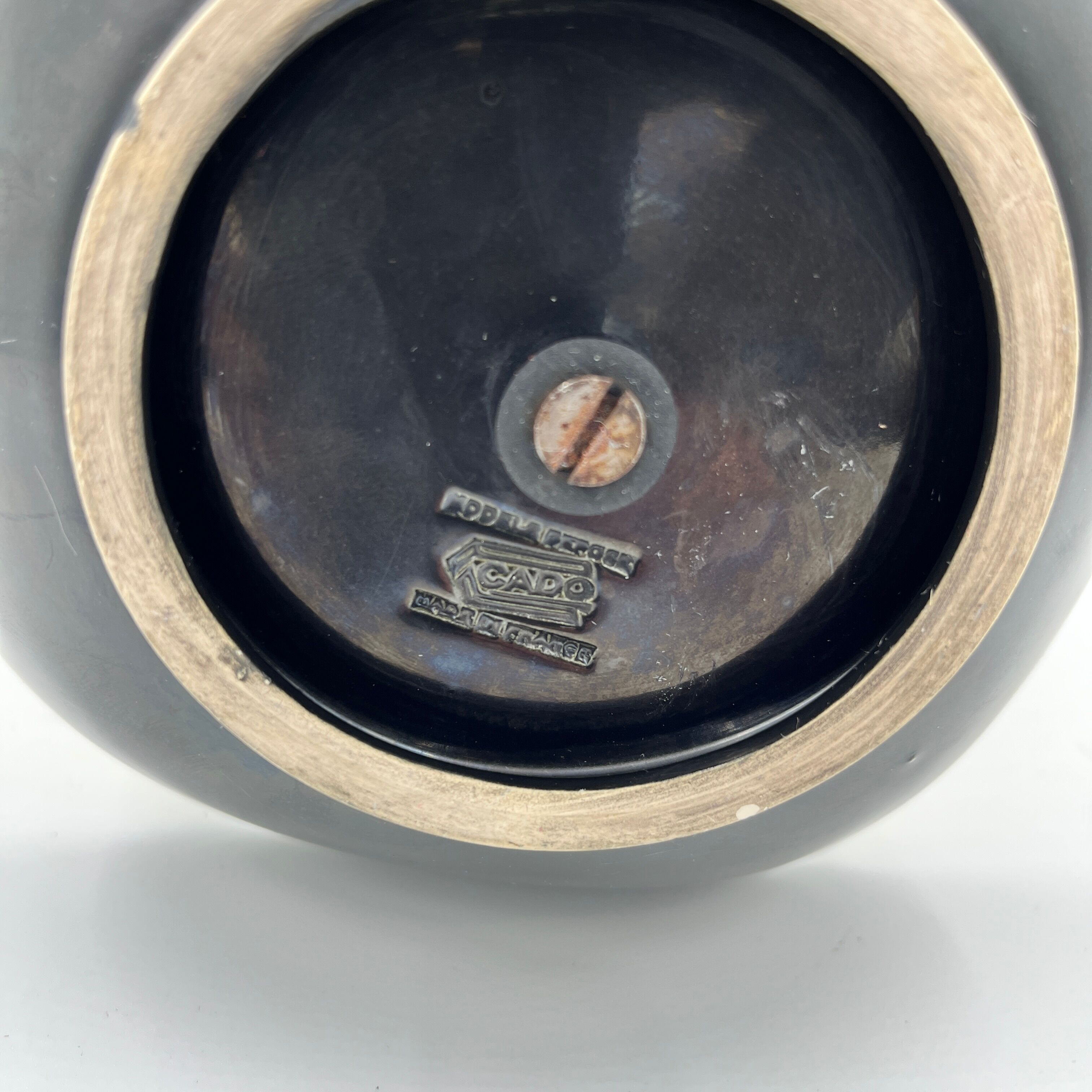 Cado servant yellow and black