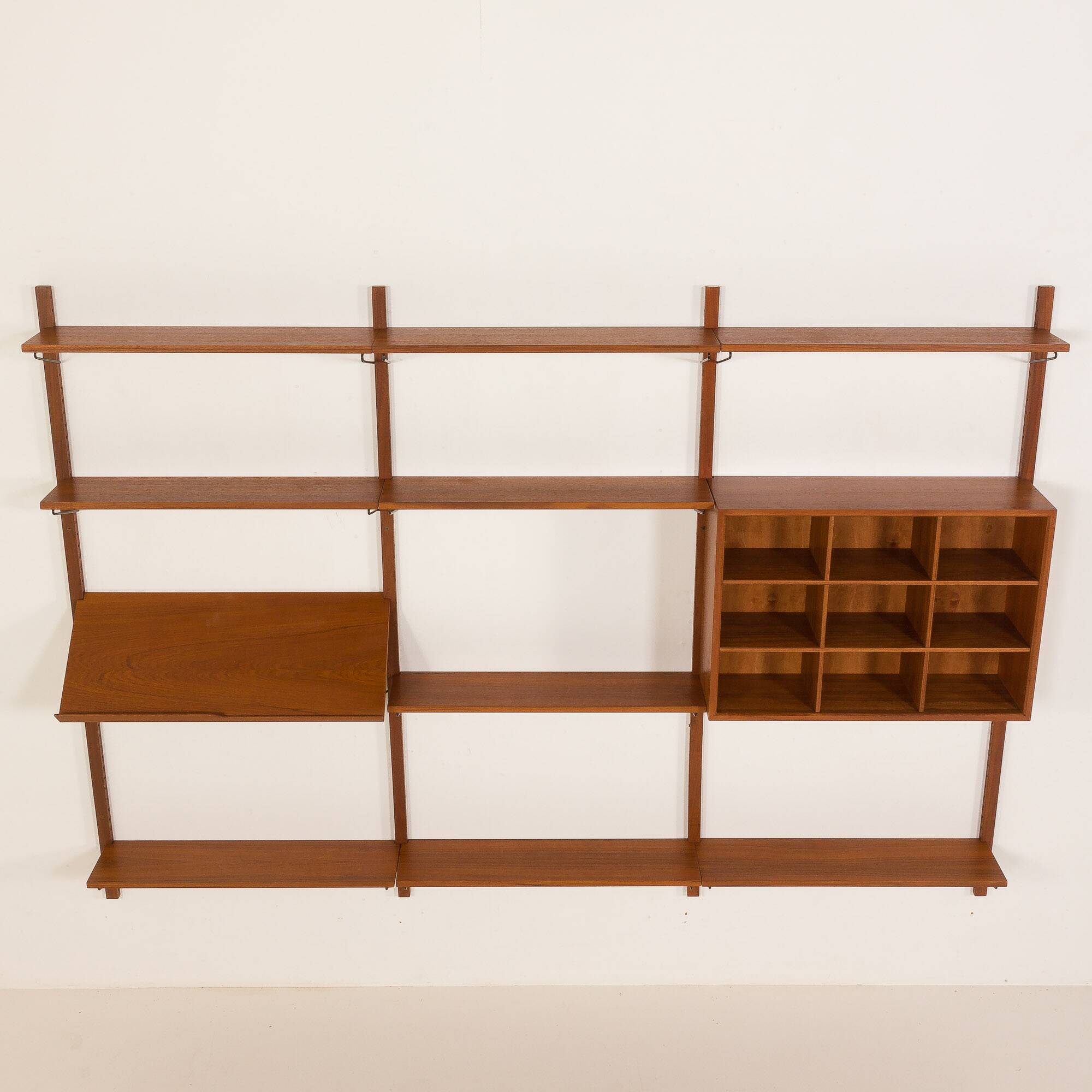 Meuble mural scandinave en teck du milieu du siècle avec étagère d'exposition, Danemark