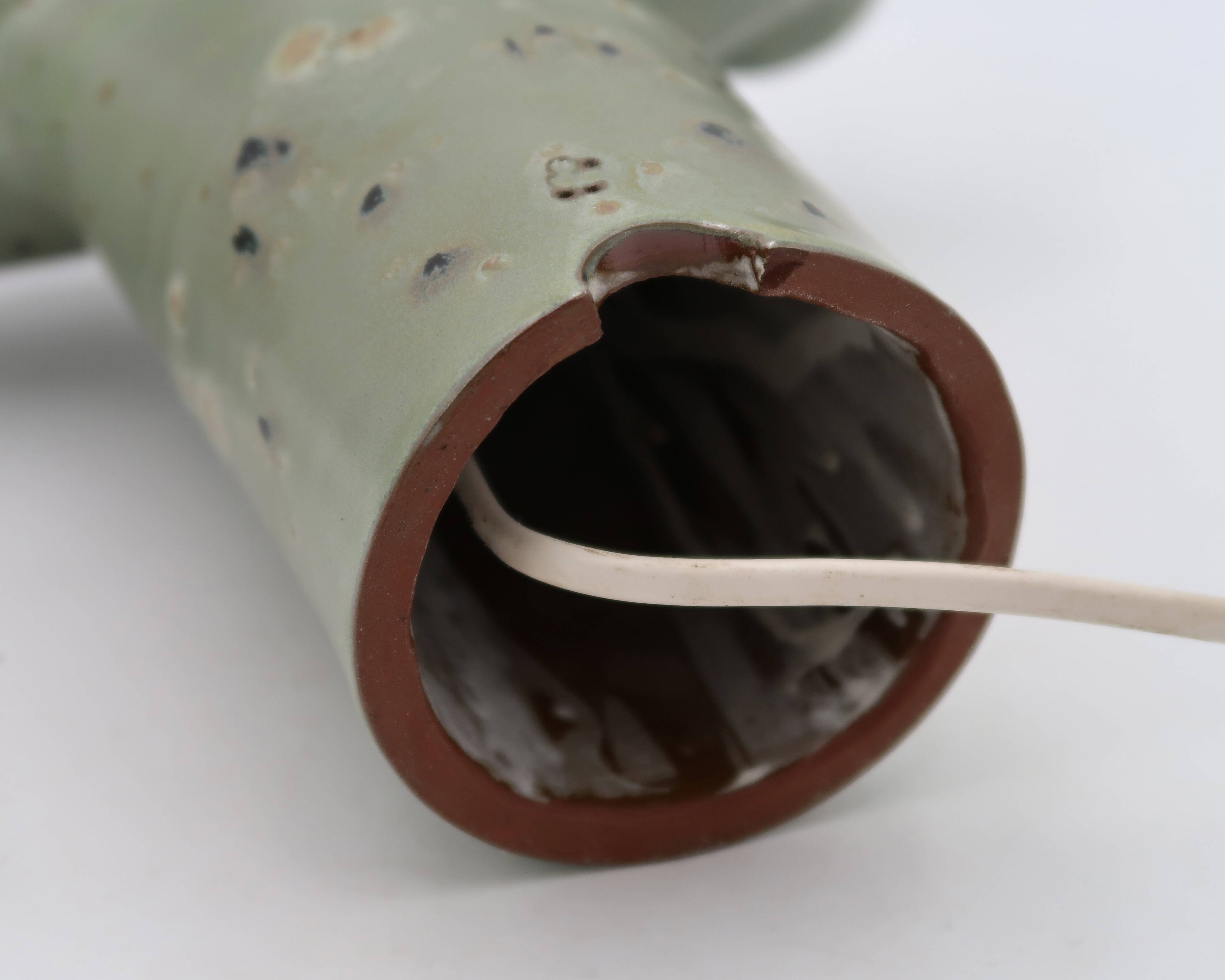 Organic sculptural accent lamp in green ceramic