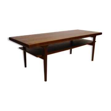 Table basse avec étagère en teck de conception danoise des années 1960.