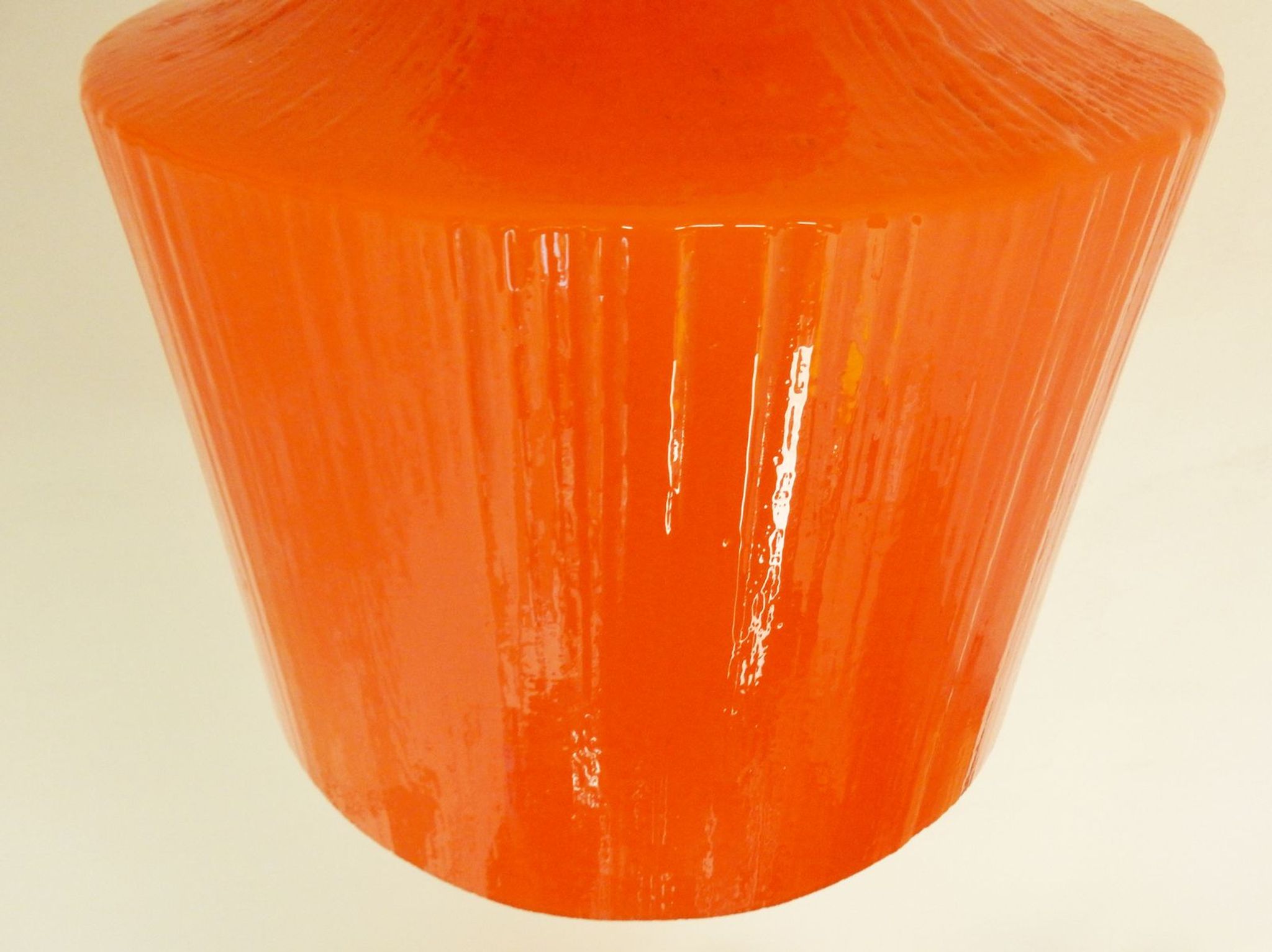 Suspension structure ondulée en verre orange 1970s