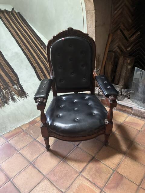 Voltaire armchair in black leather