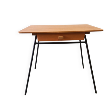 Small children's desk
