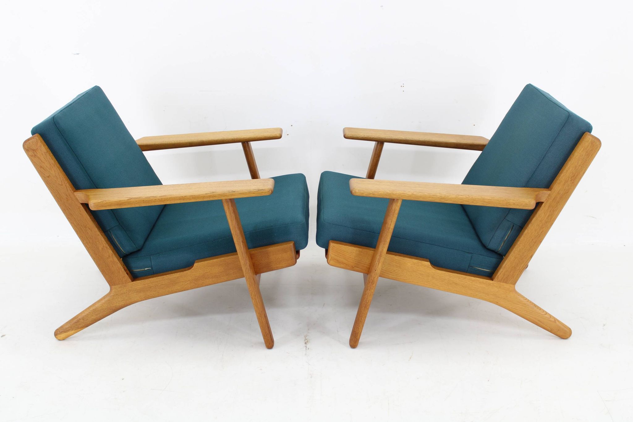 1960s Hans J. Wegner Pair of GE 290 Armchairs in Oak for Getama, Denmark