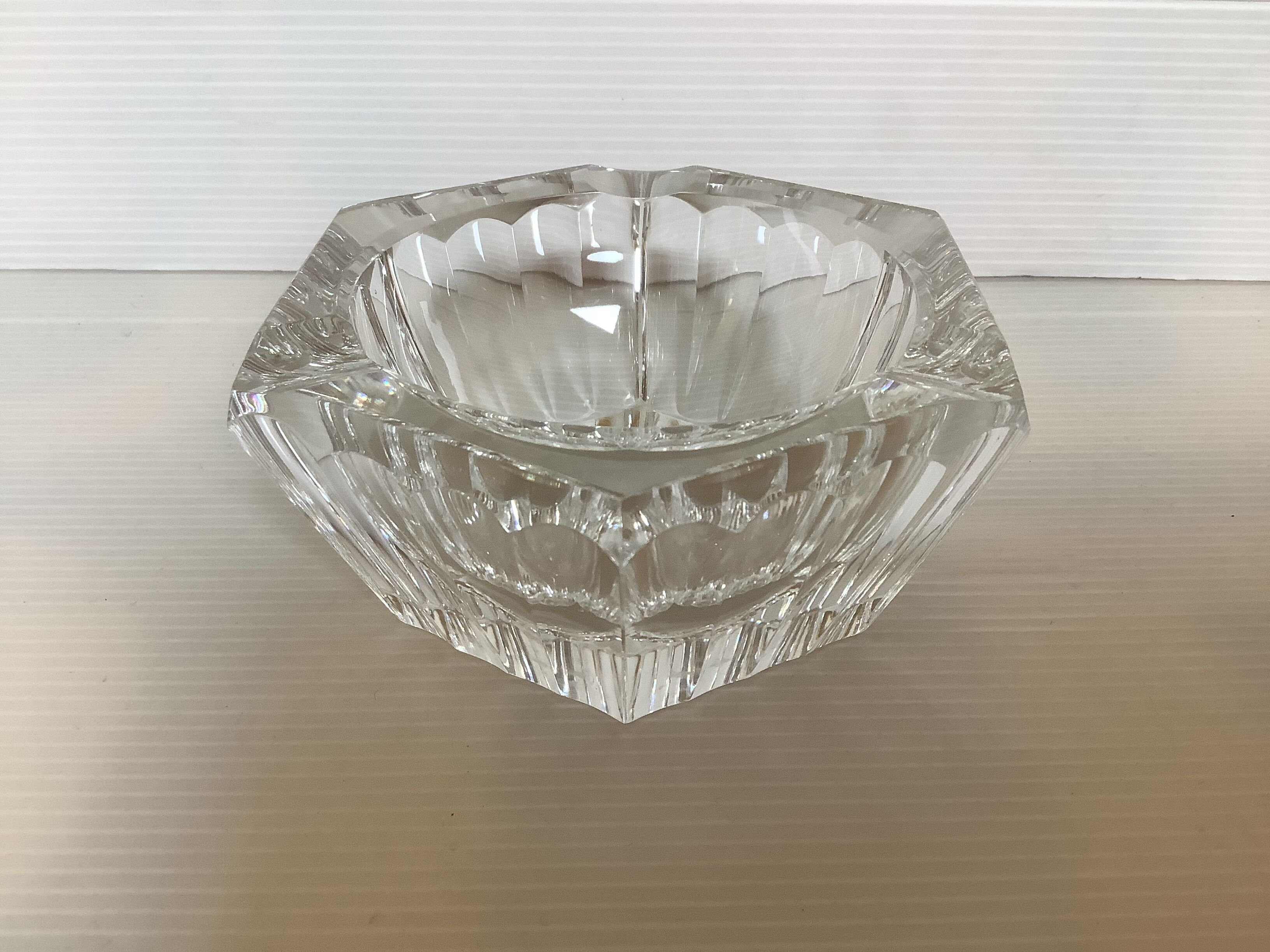 Hexagonal faceted ashtray vide poche Val Saint Lambert
