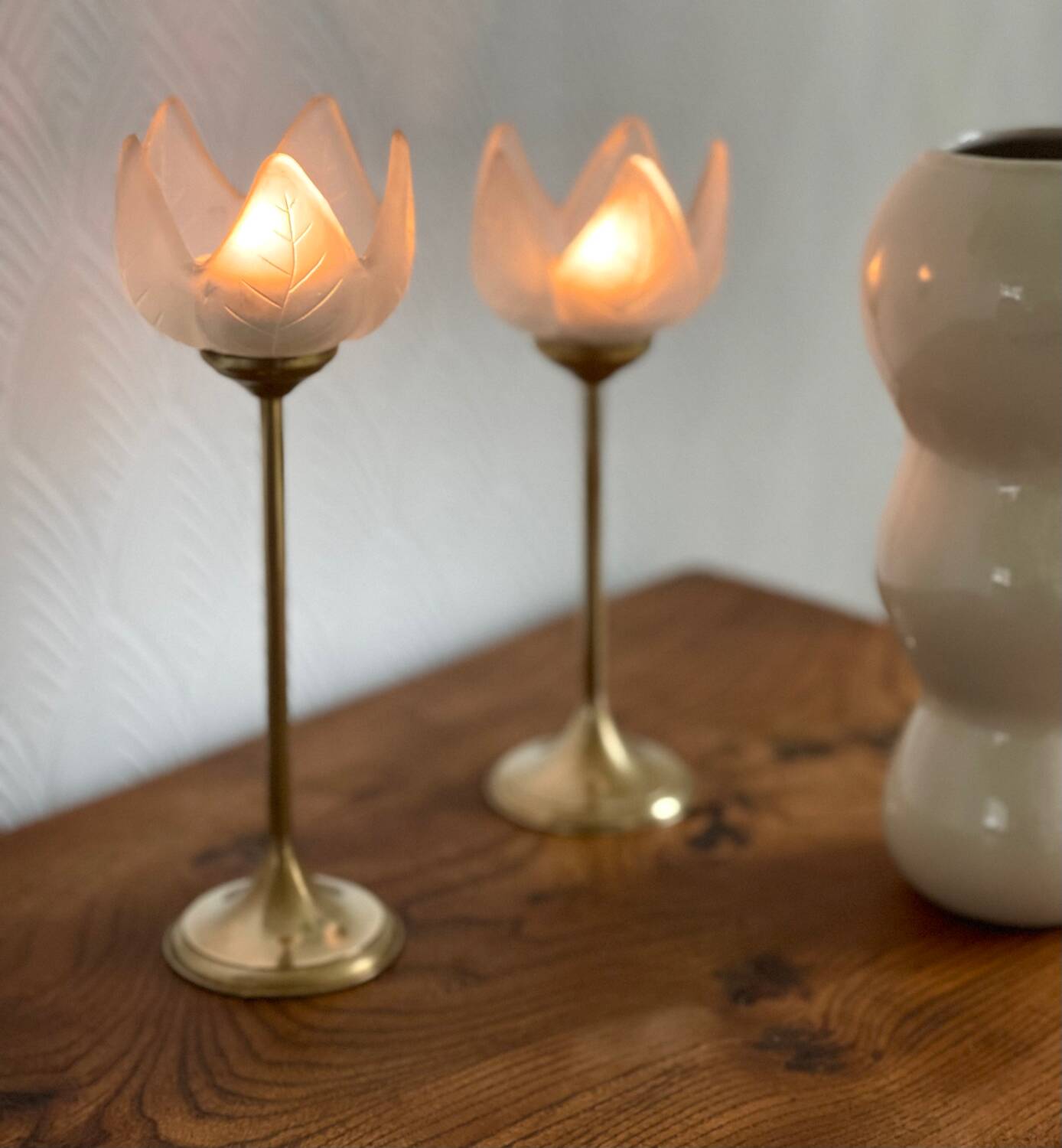 Pair of tulip-shaped candle holders in frosted glass and brass.