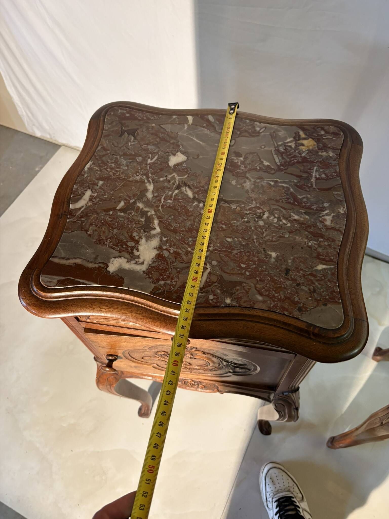 Pair of antique bedside tables with marble top and ceramic niche