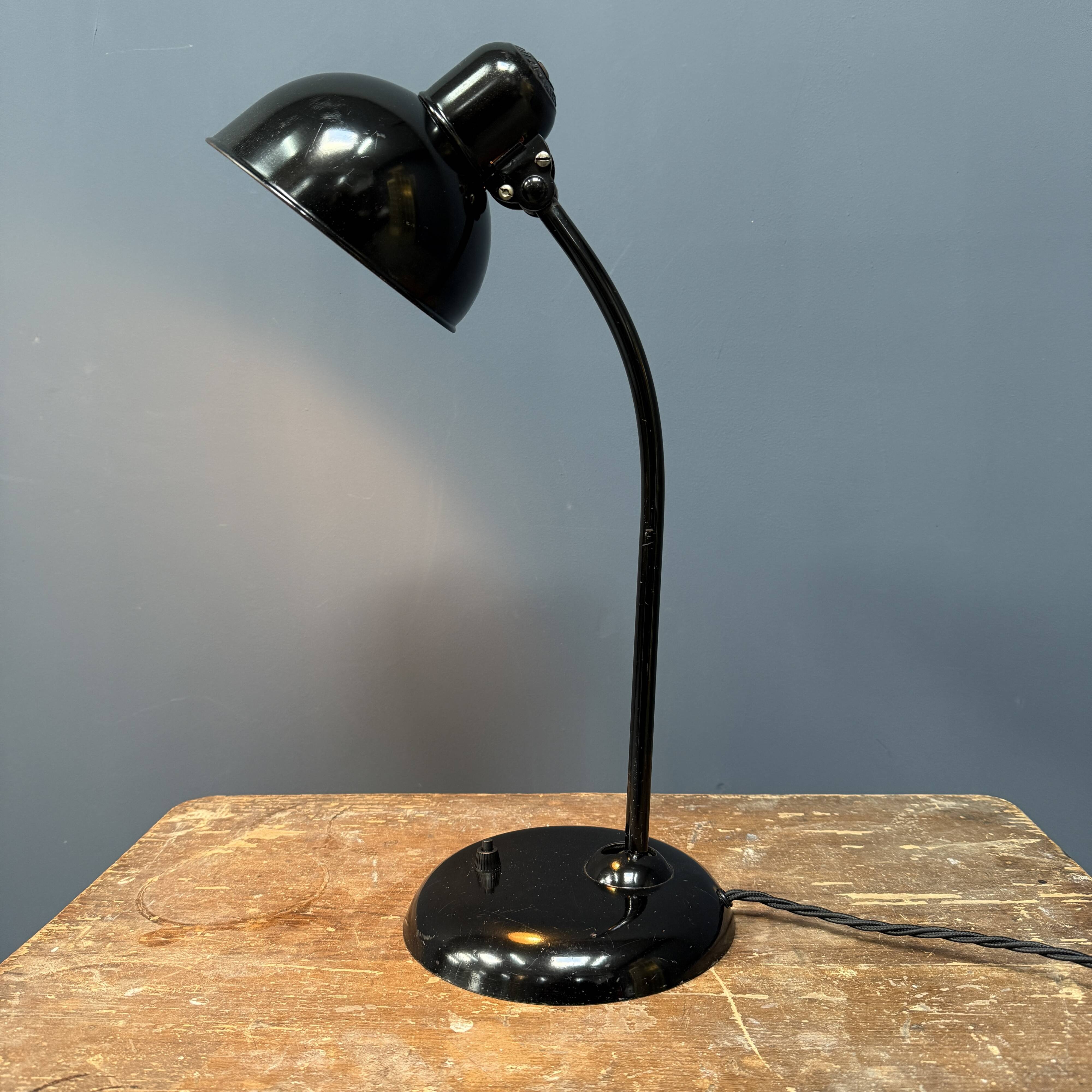 Lampe de bureau Bauhaus Kaiser Idell noire modèle 6556