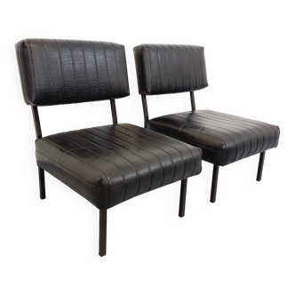 Set of 2 vintage modernist armchairs in black faux leather and metal.