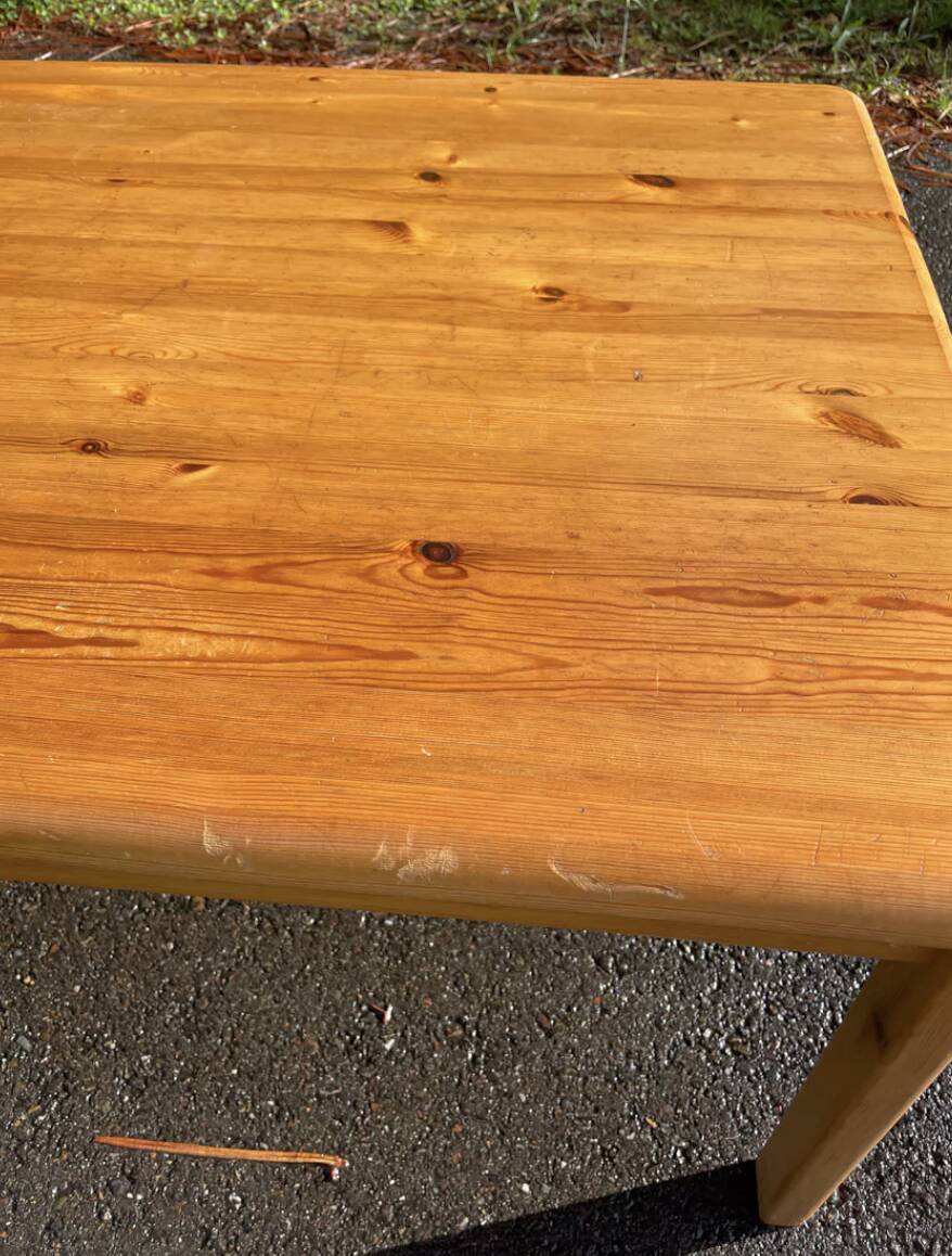 Rectangular coffee table in solid pine wood.