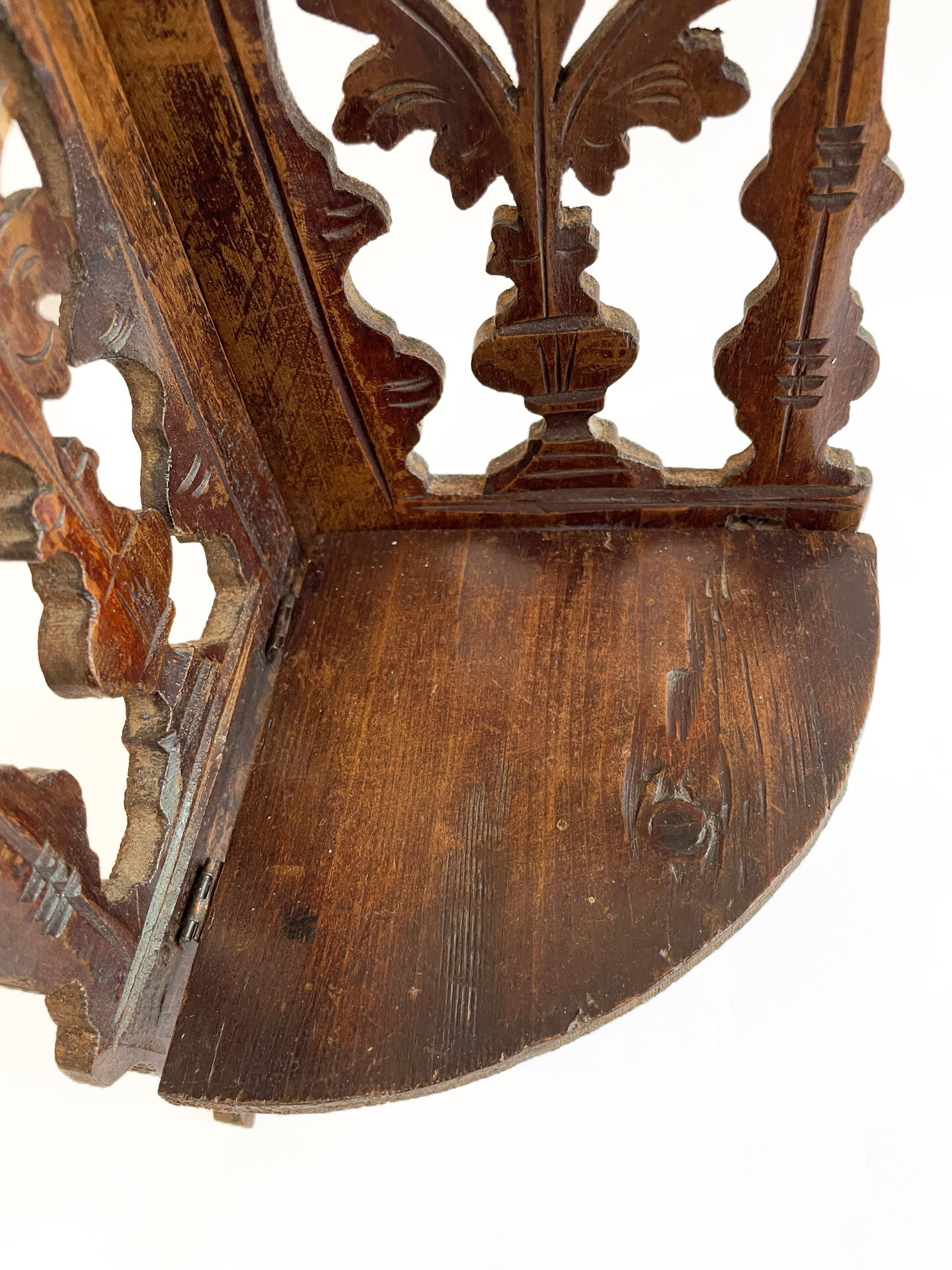 Petite étagère d’angle en bois sculpté