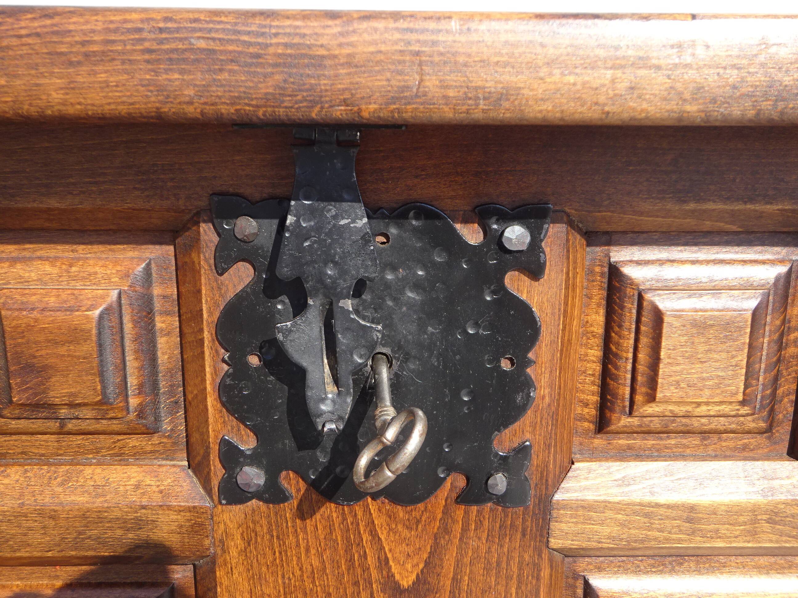 Tuscan chest in solid wood, Argudo Navarro, Spain
