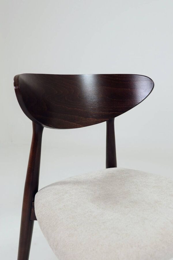 Ensemble moderne de 6 chaises de salle à manger, tissu écru et bois de hêtre noyer foncé.
