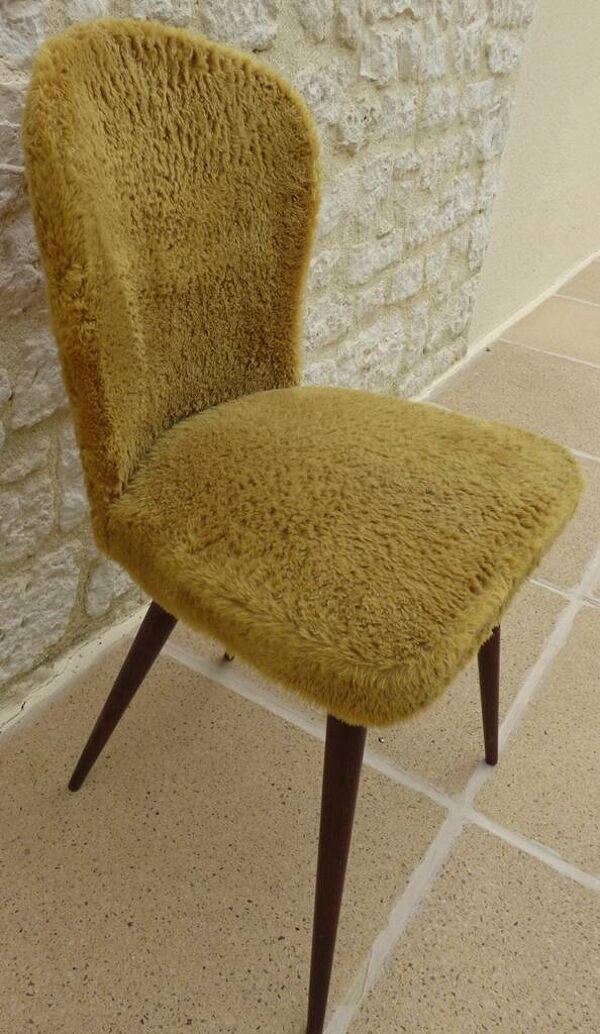 Chaise  moumoute pied compas des années 50 revêtus de  tissus moumoute de c