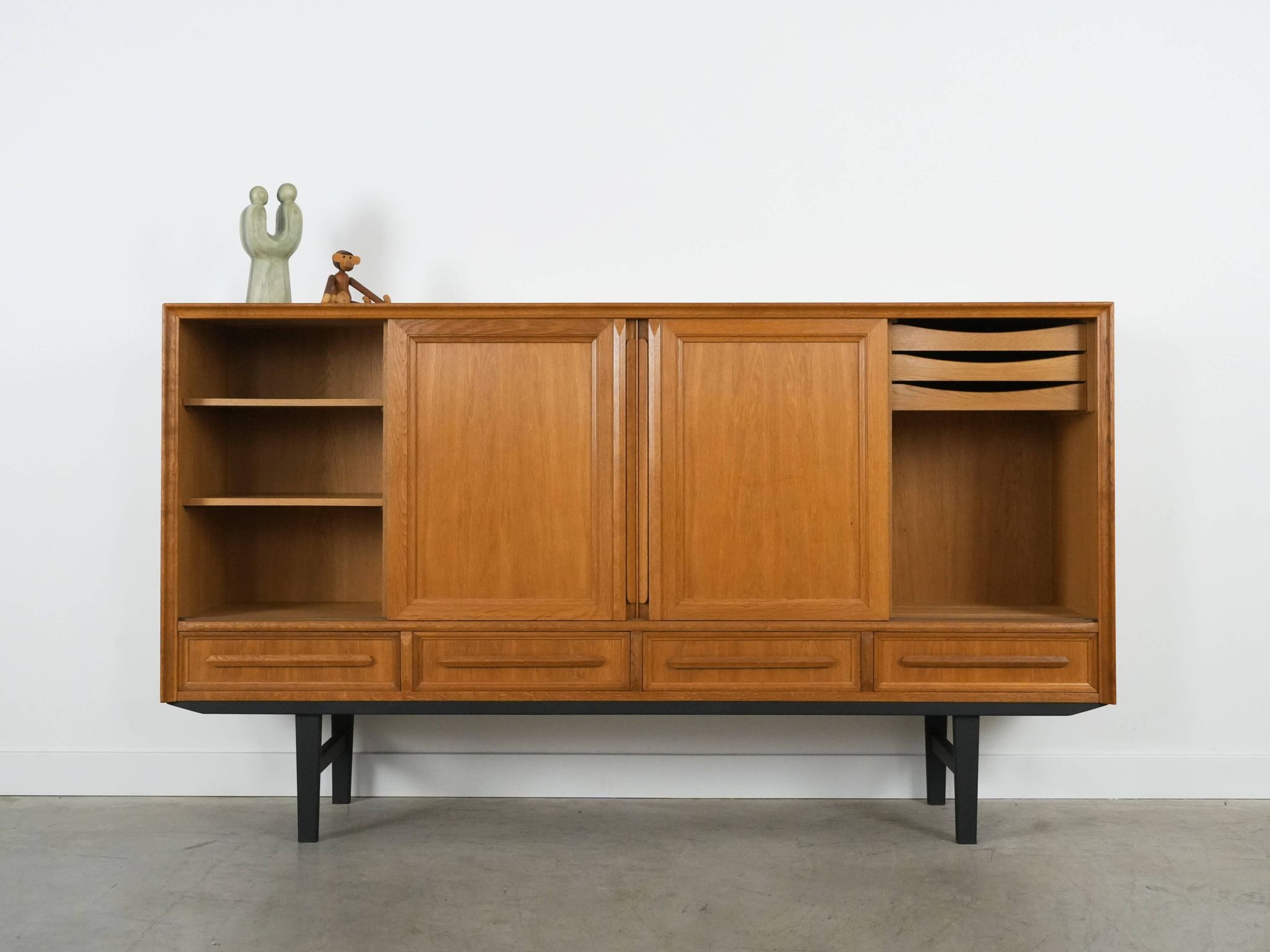 Buffet haut en chêne, design danois, années 1960, production : Danemark