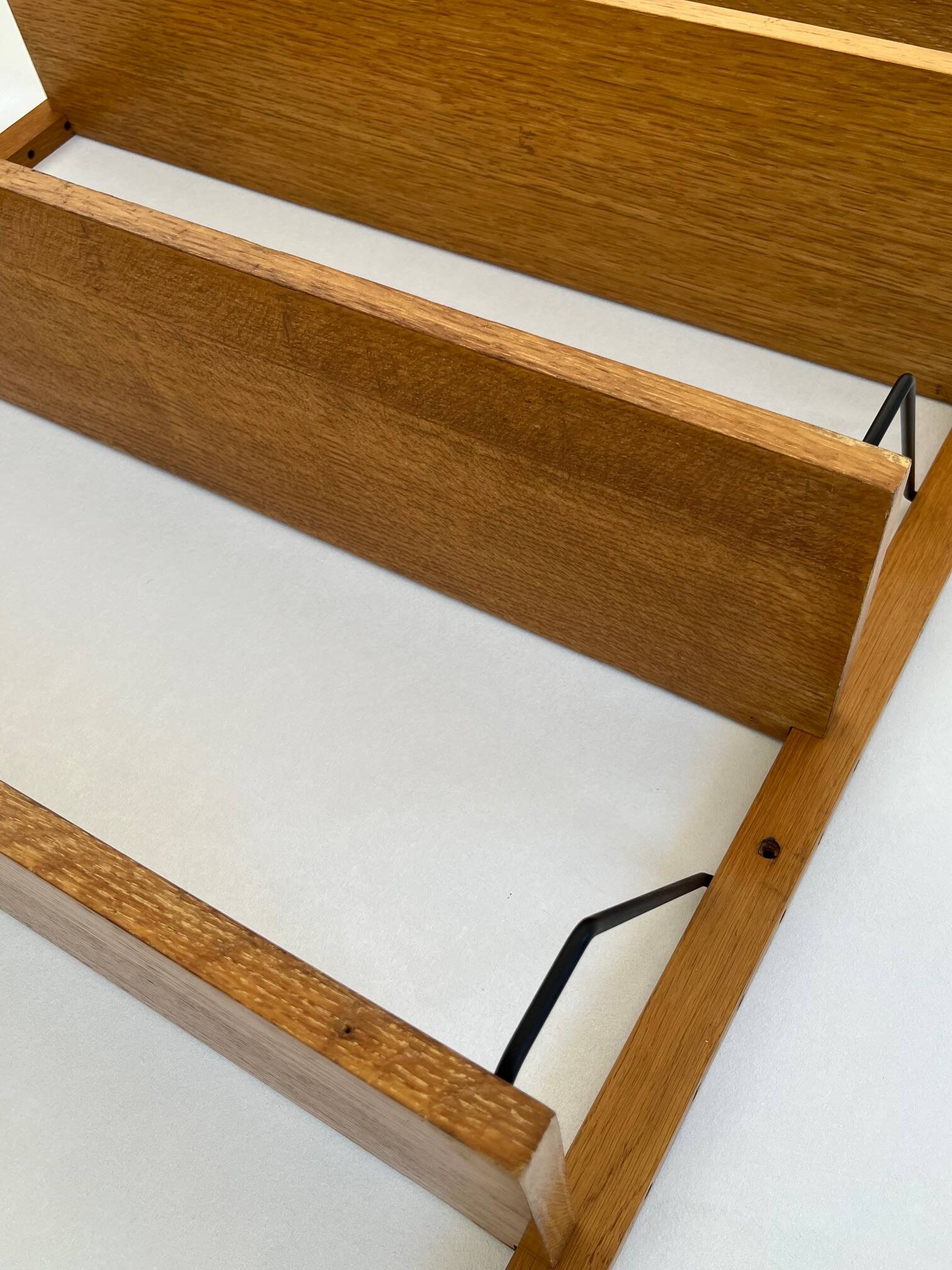 Scandinavian wall-mounted bookcase attributed to Poul Cadovius – 5 wooden shelves