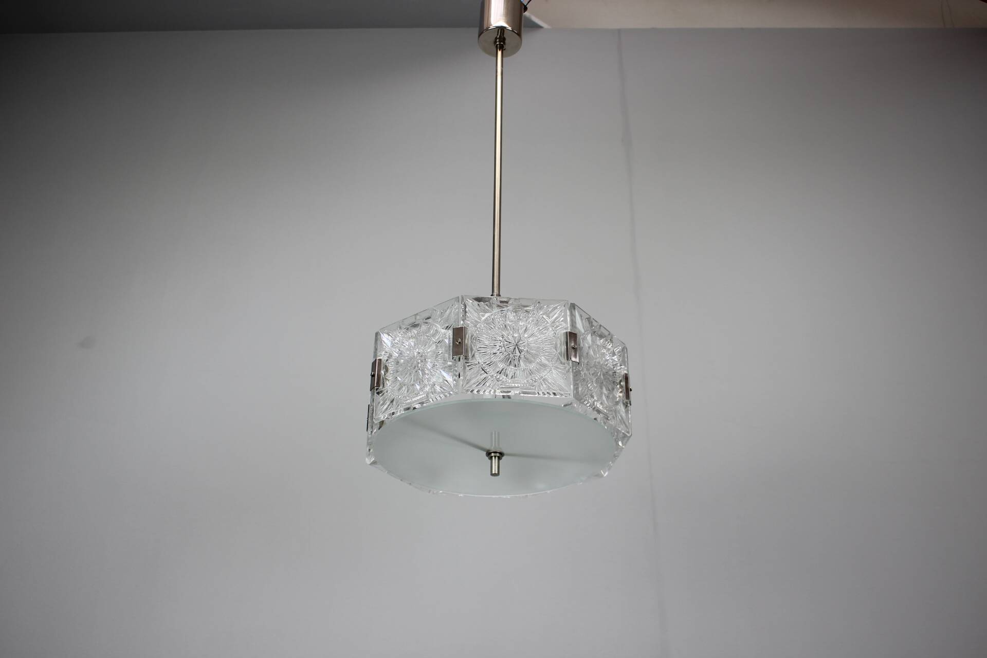 Suspension en verre taillé de Kamenický Šenov et chrome des années 1970 en Tchécoslovaquie