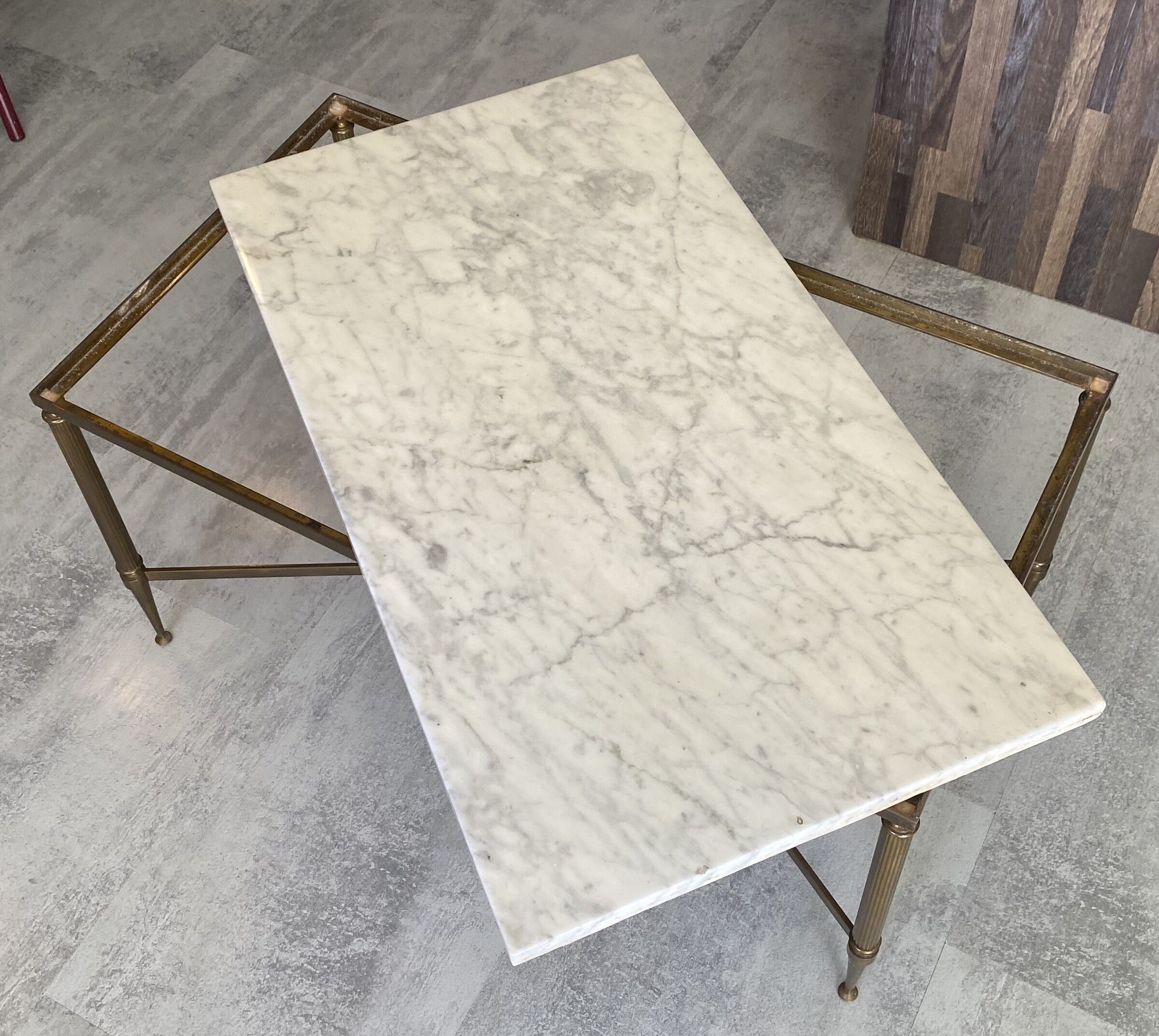 Table basse marbre blanc gris structure en métal laiton doré vintage 60s