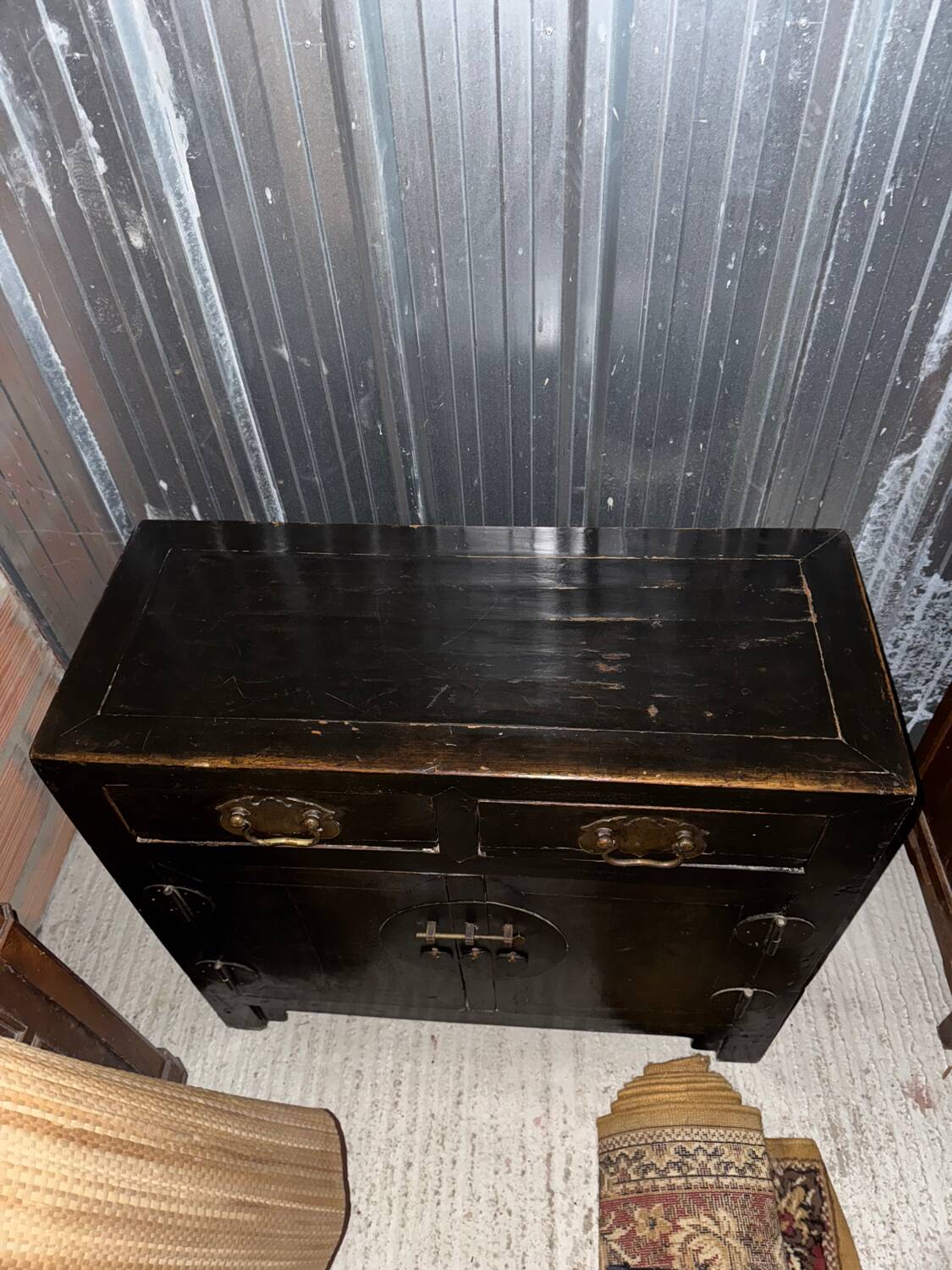 Antique Chinese sideboard. 2 drawers + 2 doors.