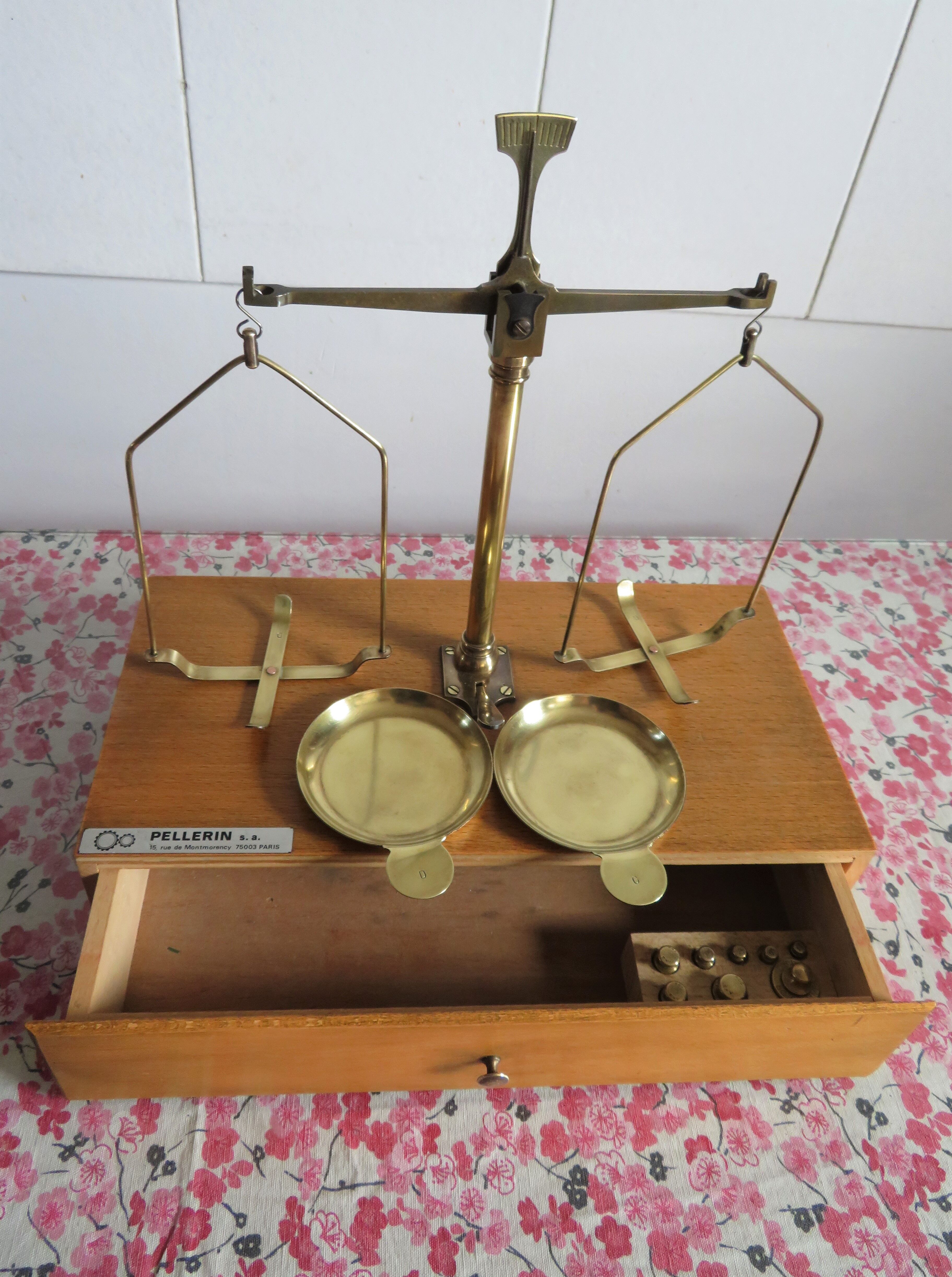 2-tray scale known as Trebuchet