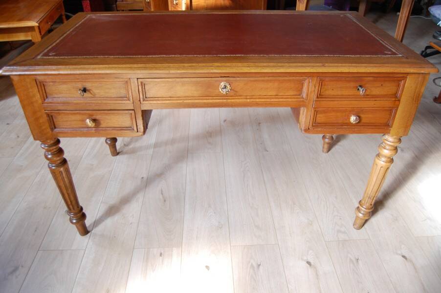 Louis Philippe desk in walnut from the late 19th century.