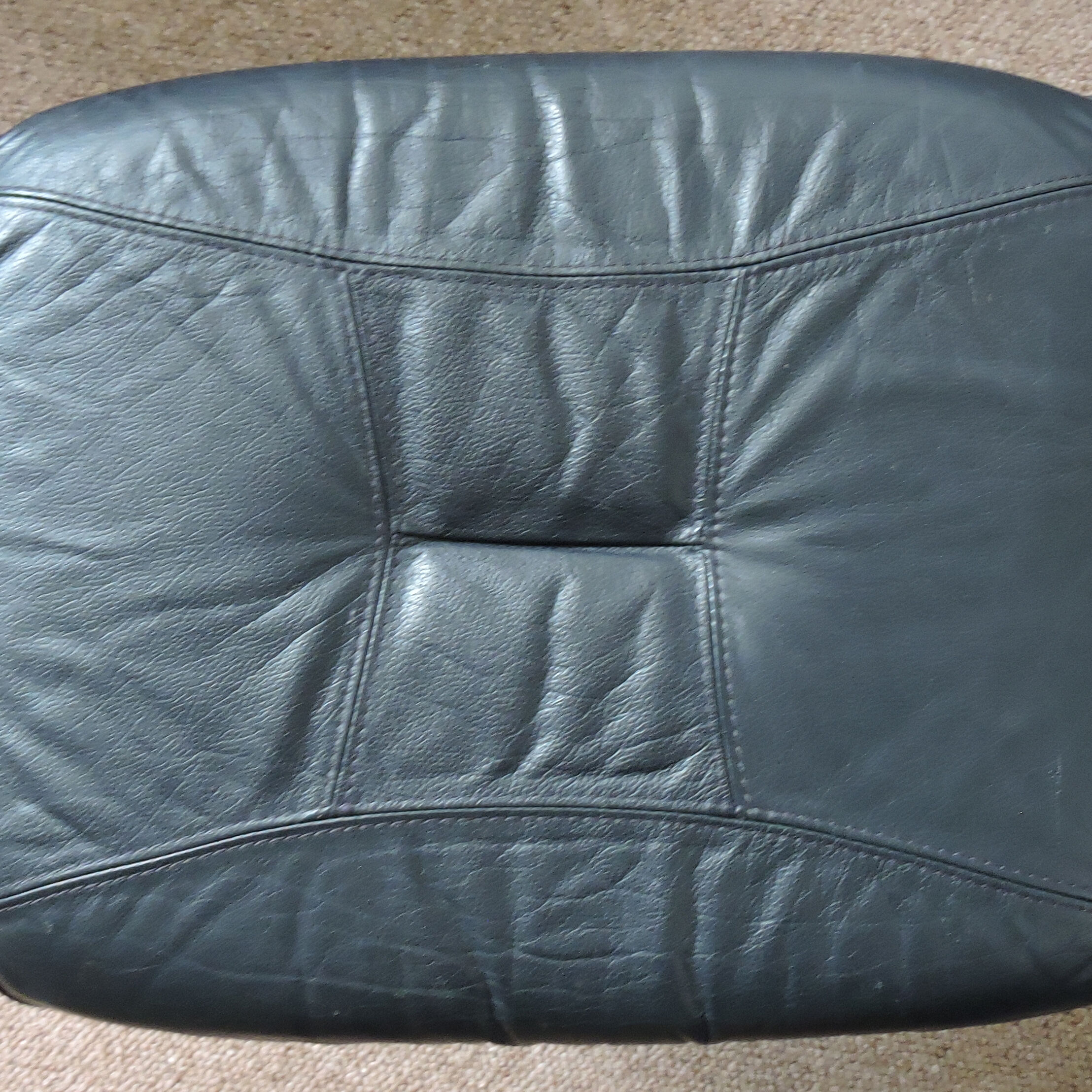 Fauteuil pivotant & ottoman de Unico