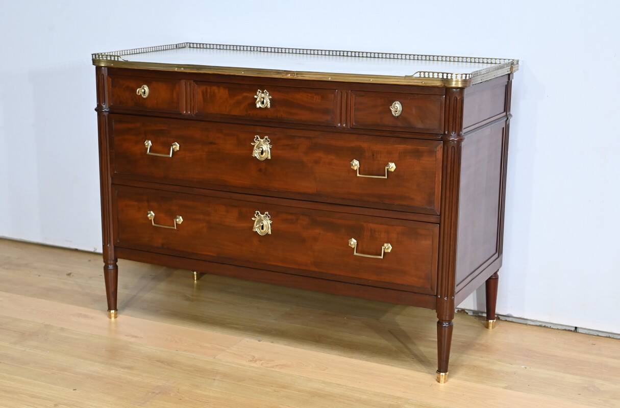 Cuban Mahogany Chest of Drawers, Louis XVI Period – 2nd Part 18th Century