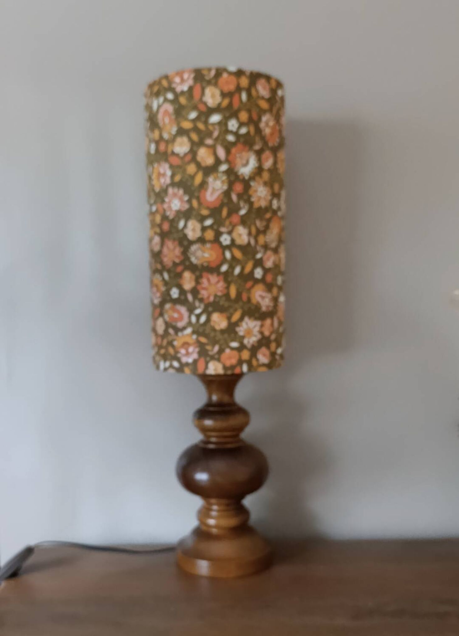 lampe bois rustique, abat-jour style vintage seventies imprimé fleurs