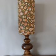 lampe bois rustique, abat-jour style vintage seventies imprimé fleurs
