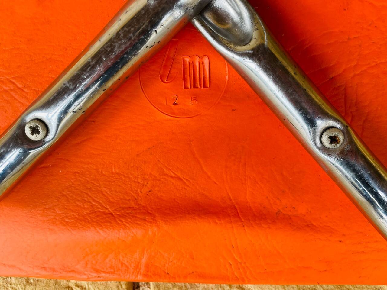 Tabouret vintage skaï orange et pieds chrome circa 70s