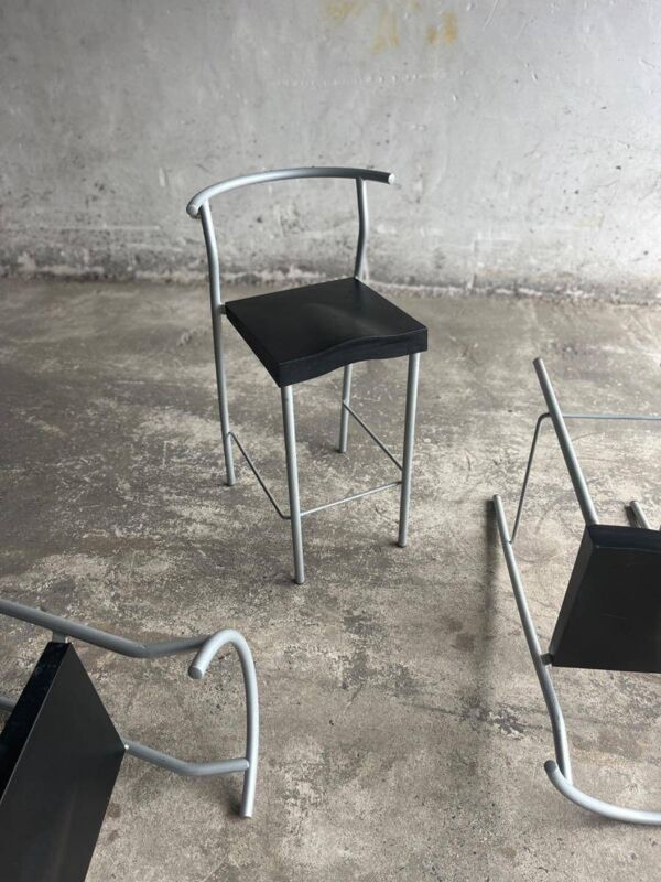Tabouret de bar vintage Philippe Starck — siège en plastique noir, cadre en métal argenté