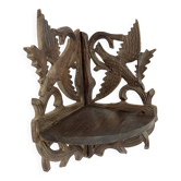Antique corner shelf in carved wood with birds from the 19th century