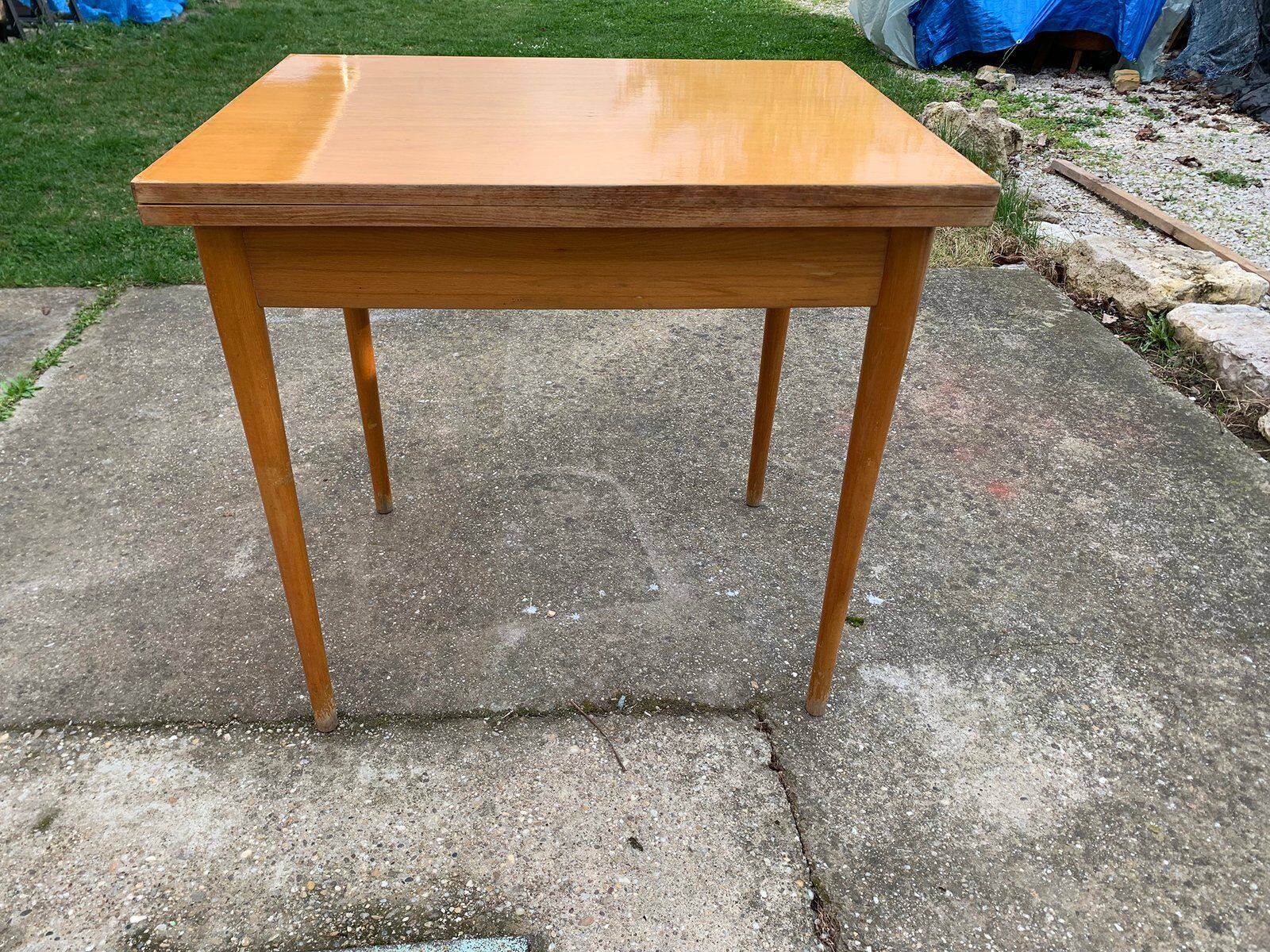 Table à manger pliante carrée vintage en bois marron — design mid-century années 60